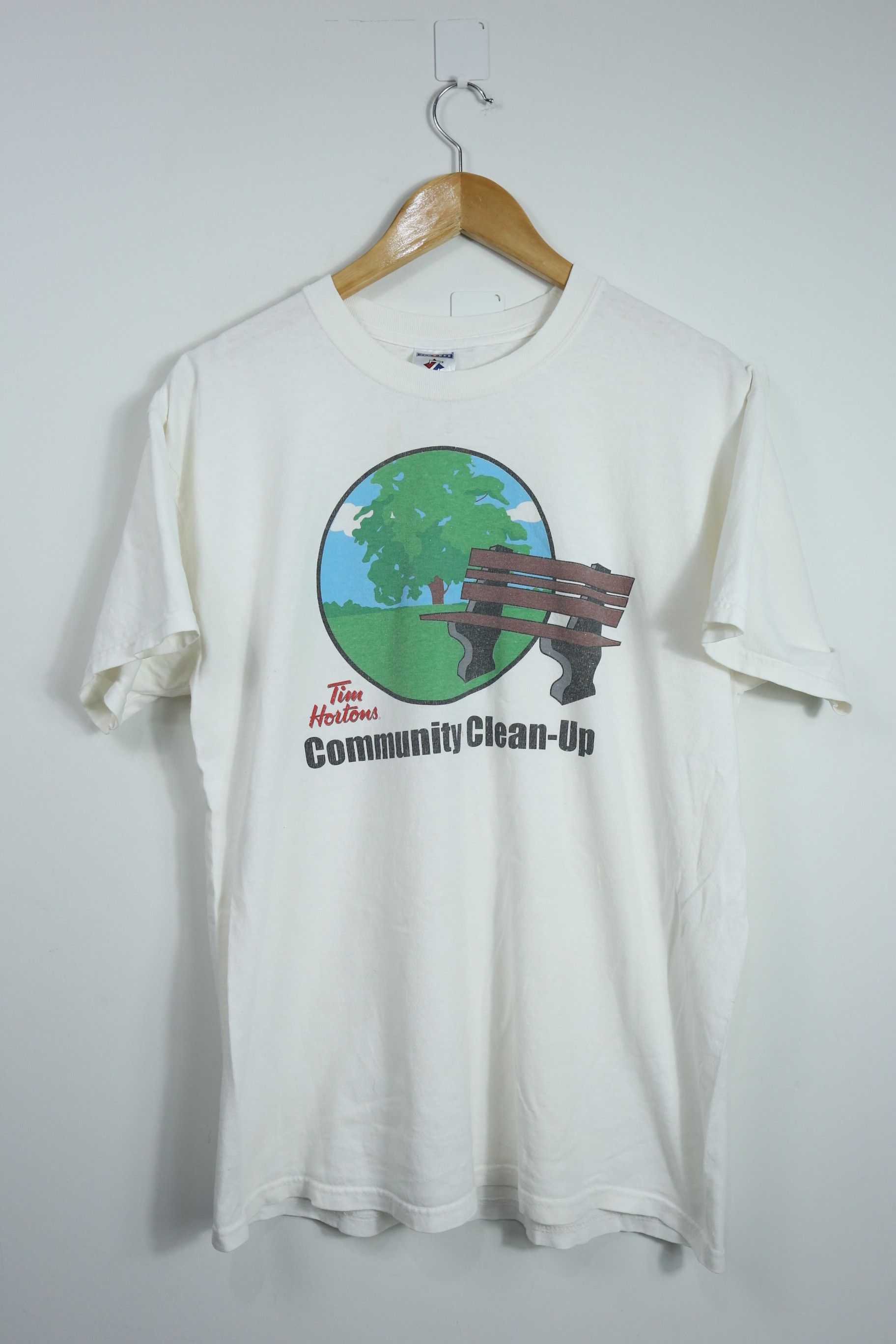 Vintage Vintage Tim Hortons nature t shirt (L) GTMED060 Size US L / EU 52-54 / 3 - 1 Thumbnail