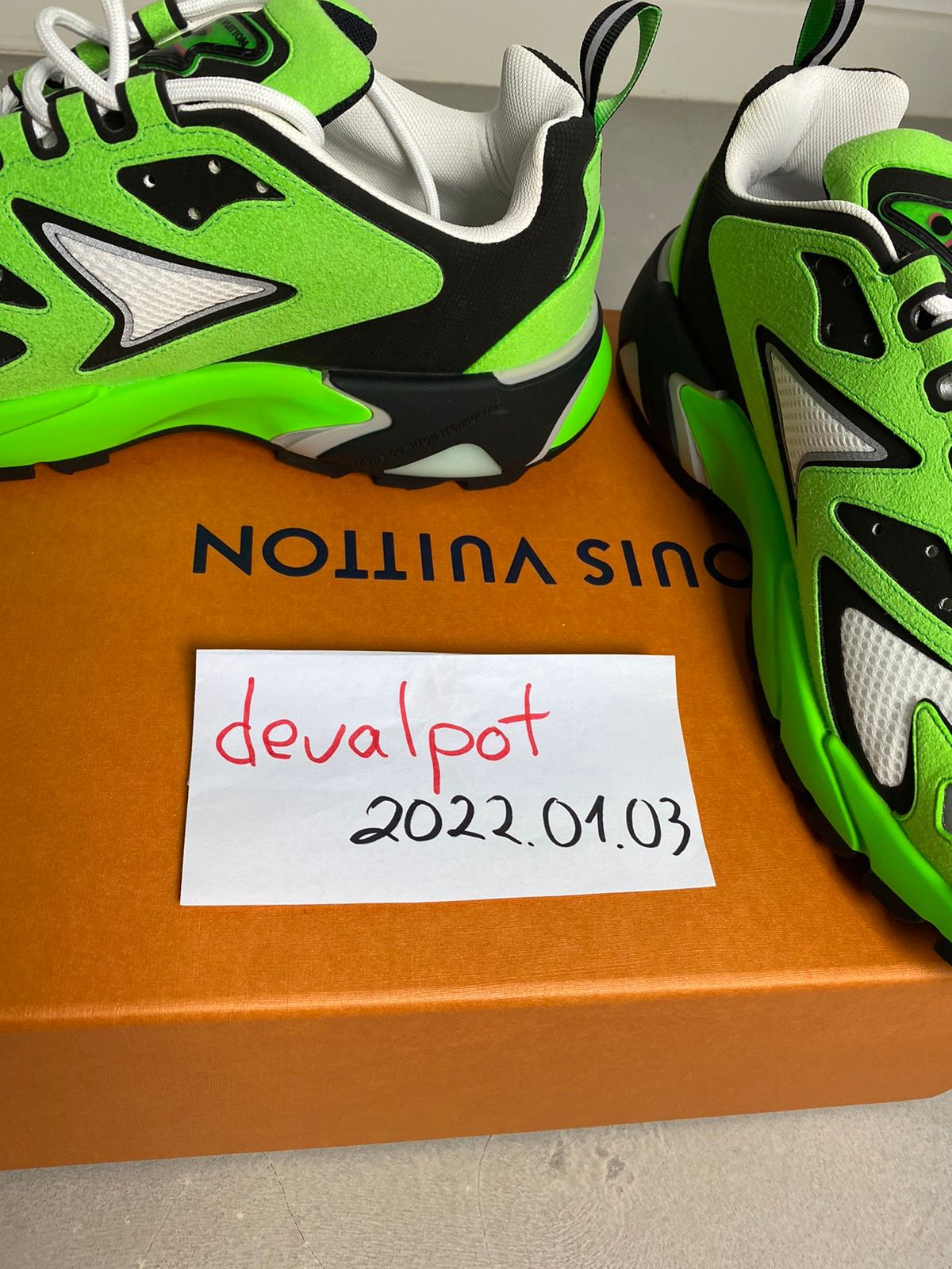 Louis Vuitton 1A9JEN LV Runner Tatic Sneaker, Green, 9