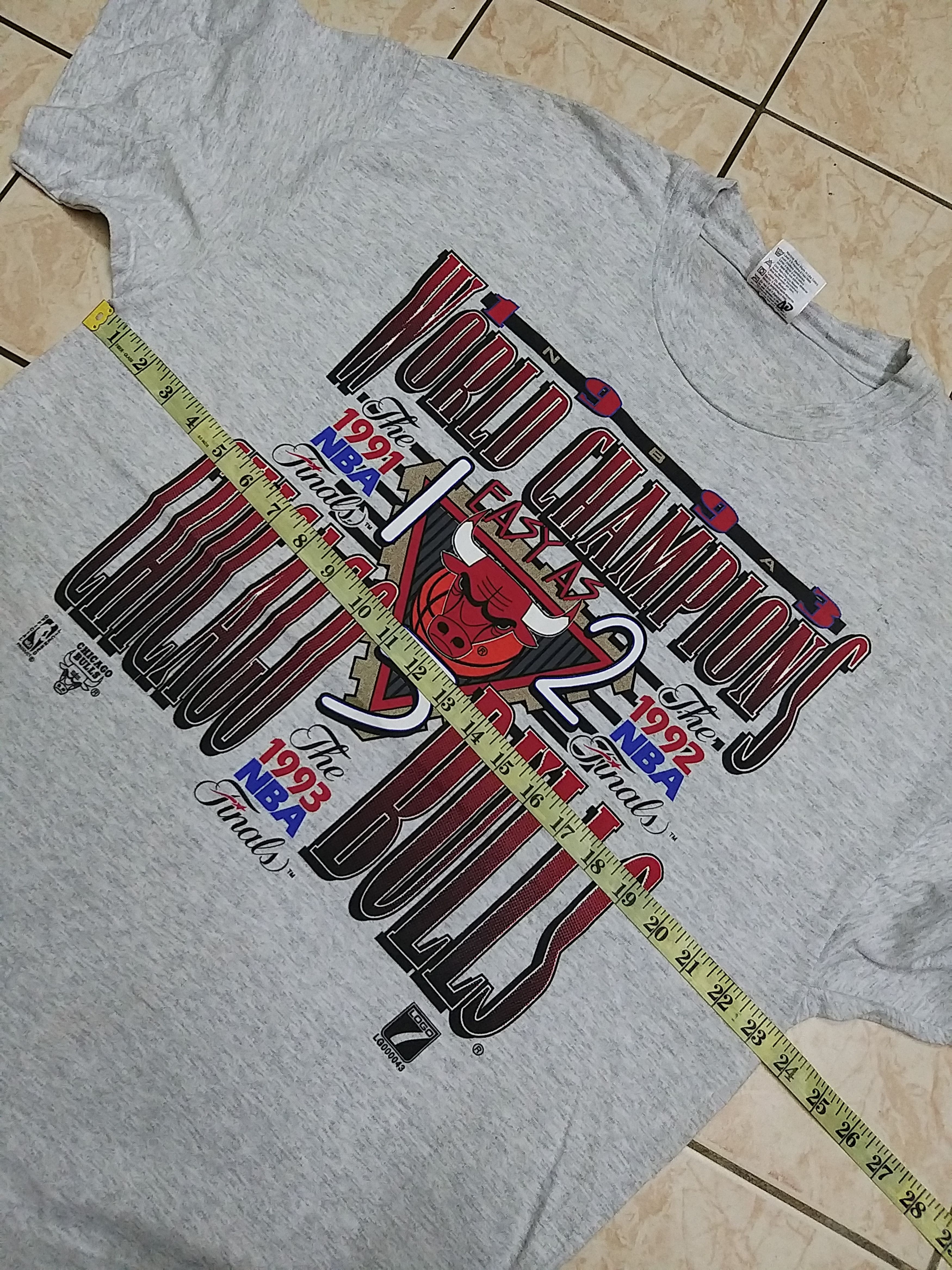 NBA RARE💥VINTAGE 90s CHICAGO BULLS 3 YEAR CHAMPION 91-93 T SHIRT Size US XL / EU 56 / 4 - 6 Thumbnail