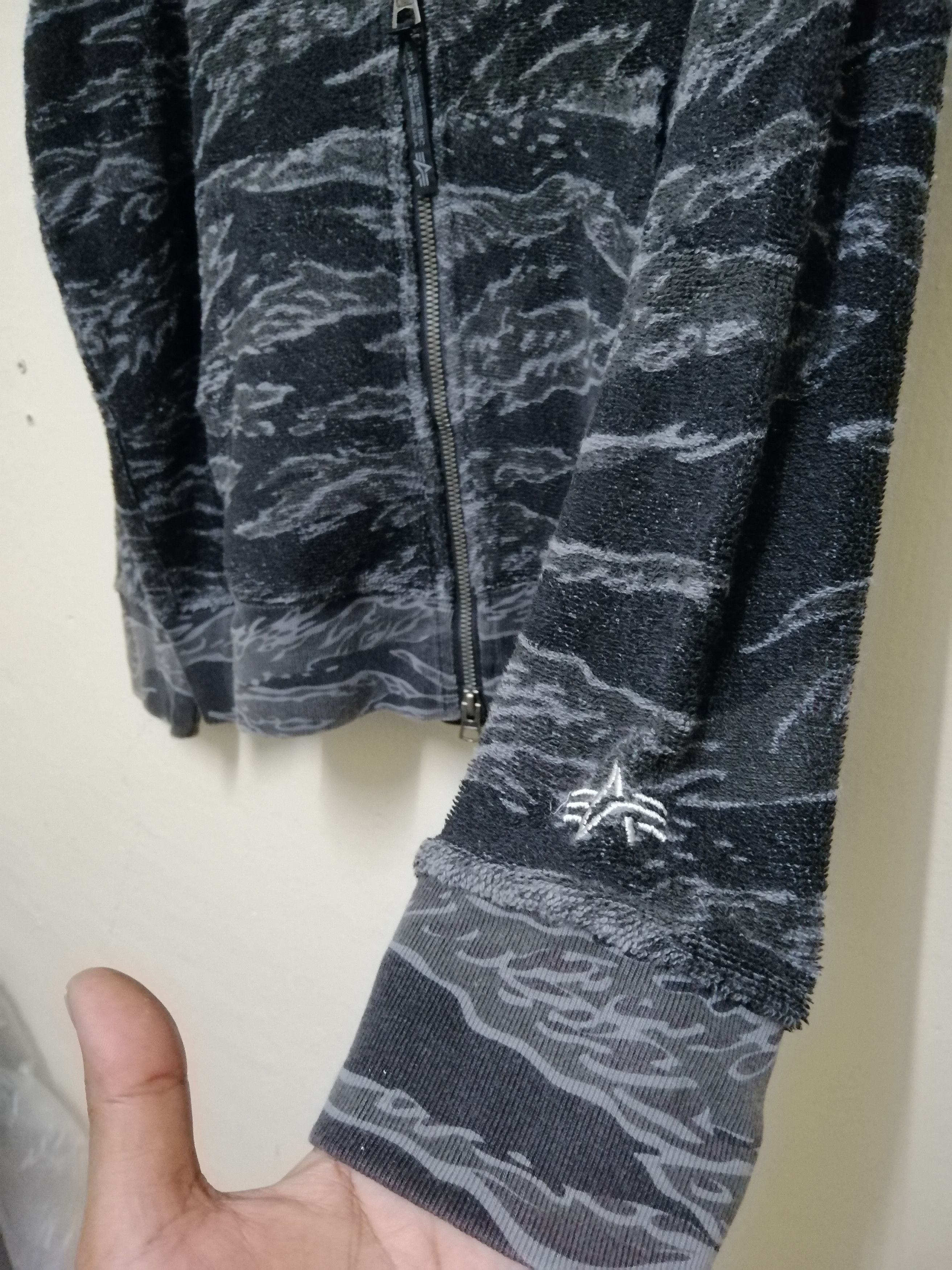 Alpha Industries Vintage Alpha Industries Camoflage Tiger Stripes Hoodie B25 Size US M / EU 48-50 / 2 - 5 Thumbnail