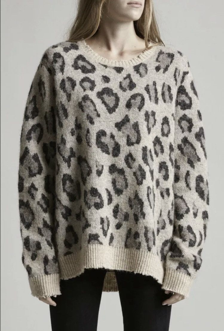 Cashmere crewneck leopard sweater. Small