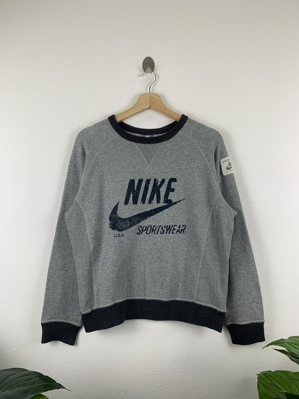 Nike NIKE SPORTWEAR BIG LOGO CROP SWEATSHIRT Size US S / EU 44-46 / 1 - 1 Thumbnail