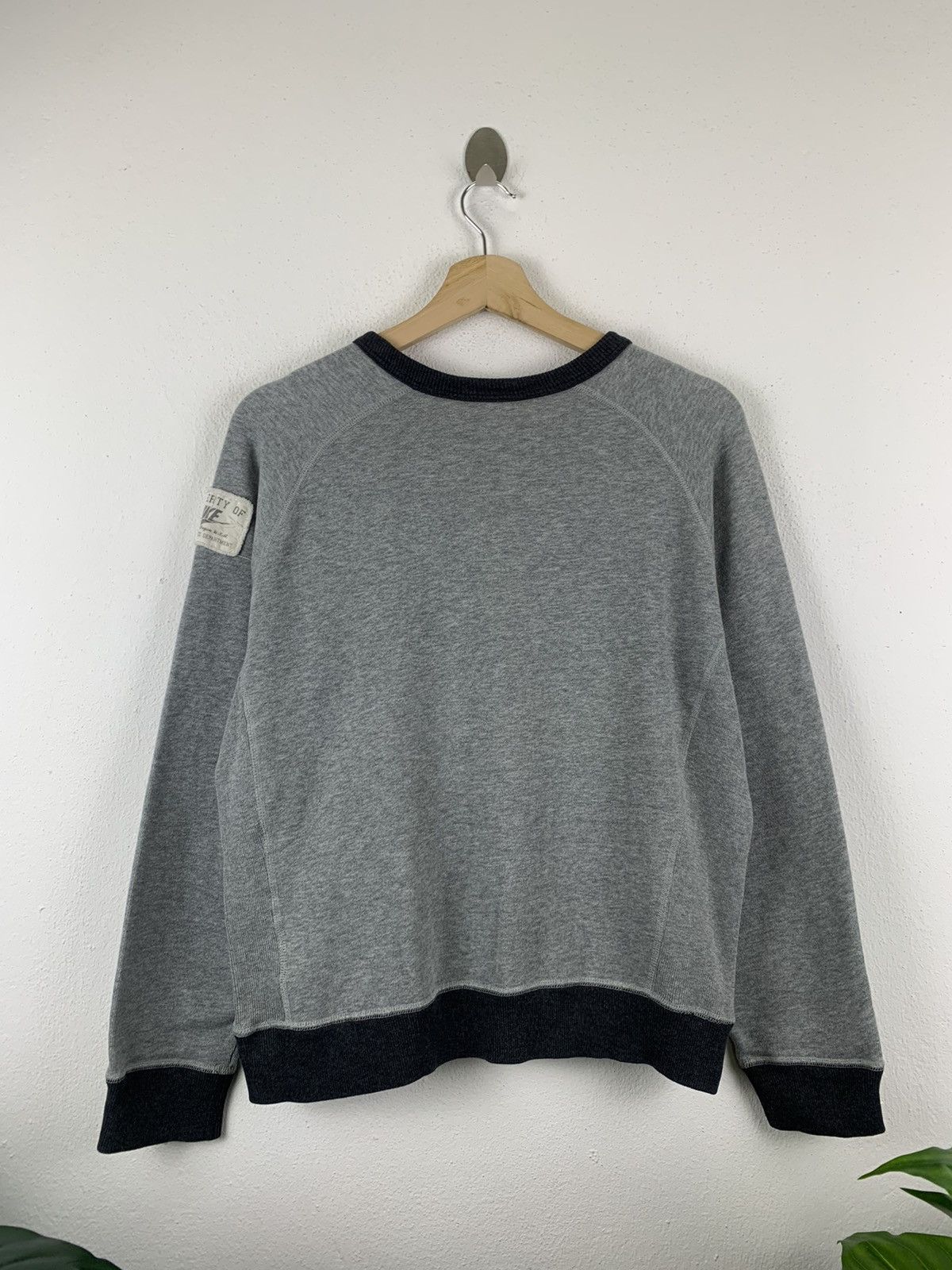 Nike NIKE SPORTWEAR BIG LOGO CROP SWEATSHIRT Size US S / EU 44-46 / 1 - 4 Thumbnail