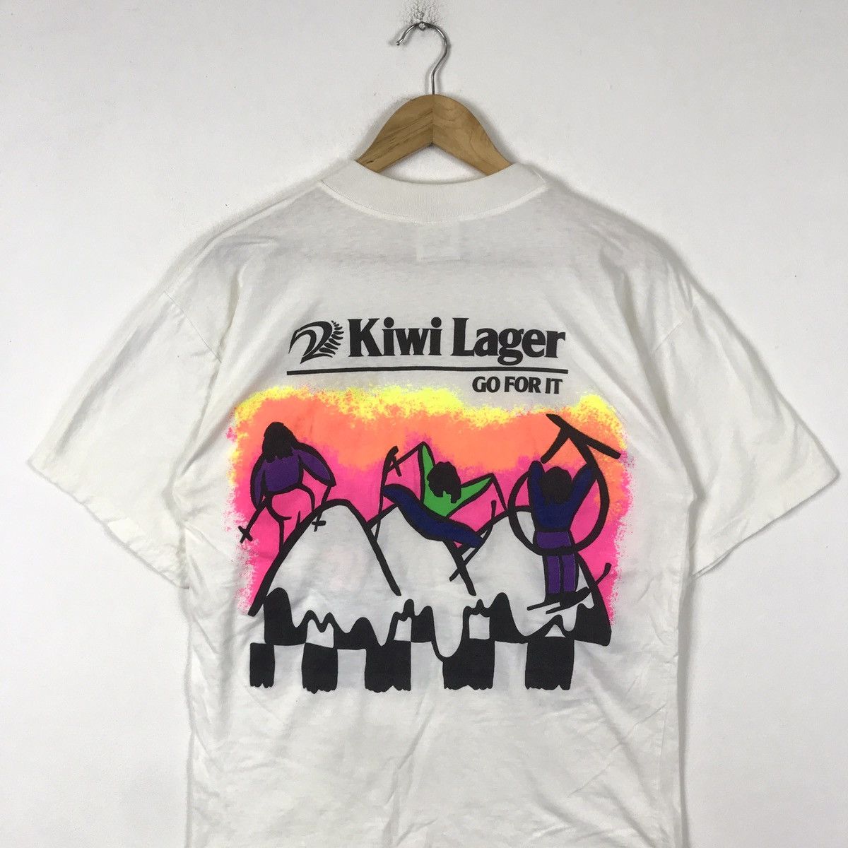 Vintage Vintage 90s Kozmik Kiwi Lager Ski Team New Zealand T-Shirt Size US L / EU 52-54 / 3 - 4 Thumbnail