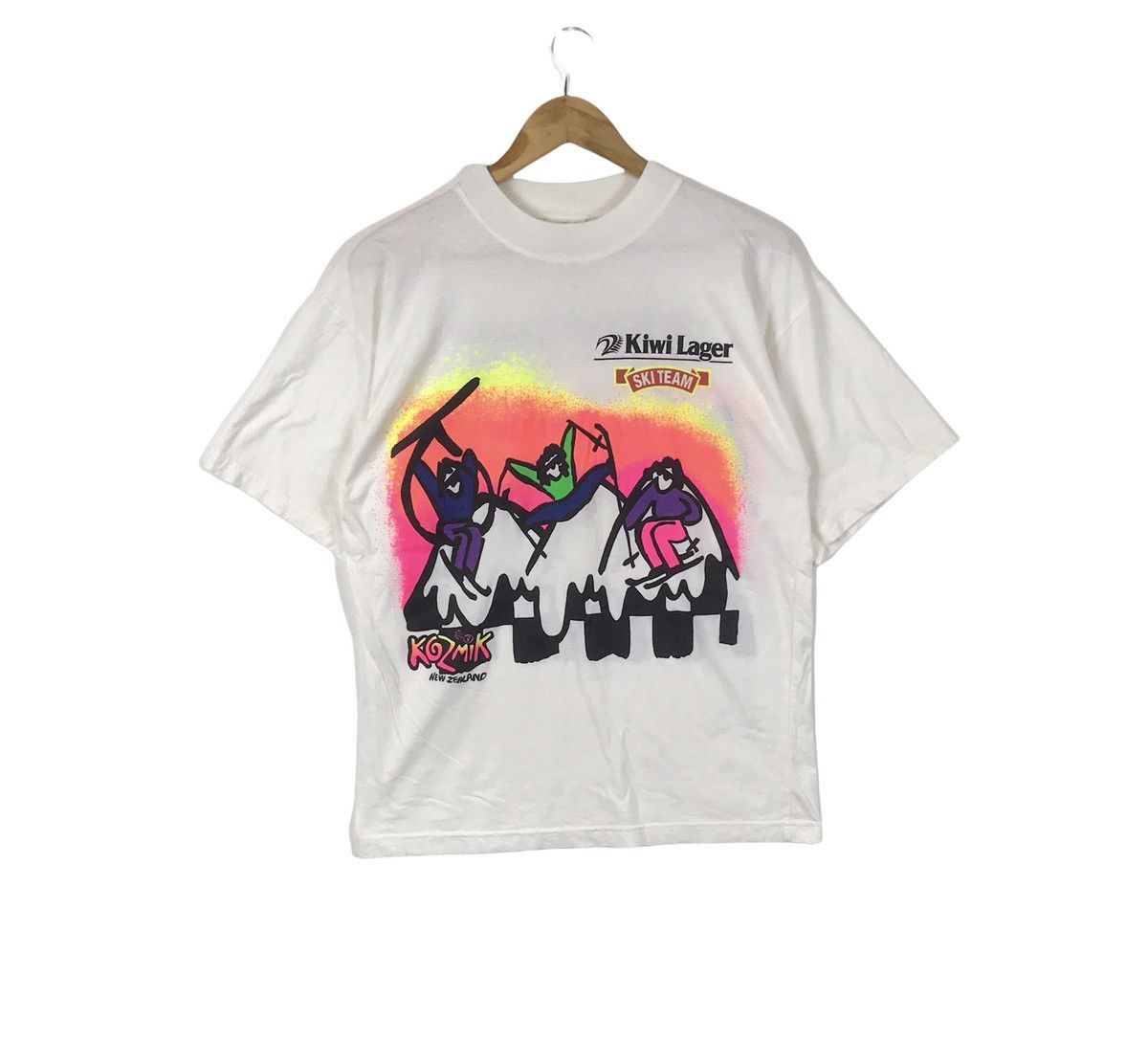 Vintage Vintage 90s Kozmik Kiwi Lager Ski Team New Zealand T-Shirt Size US L / EU 52-54 / 3 - 1 Thumbnail