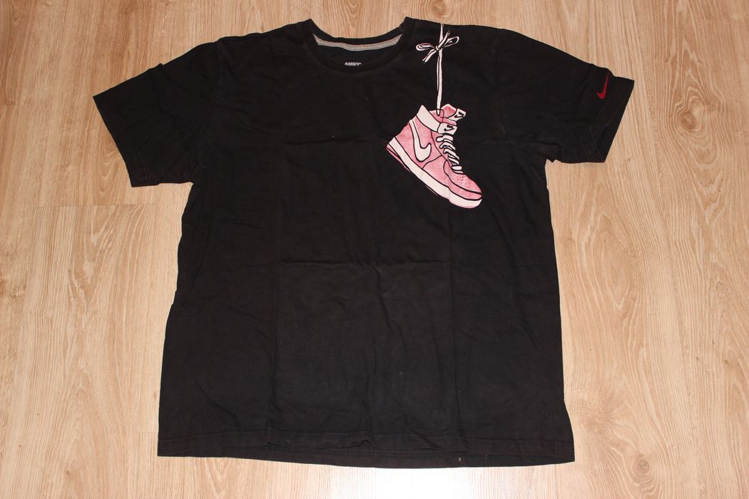 Nike hanging 2024 shoes t shirt