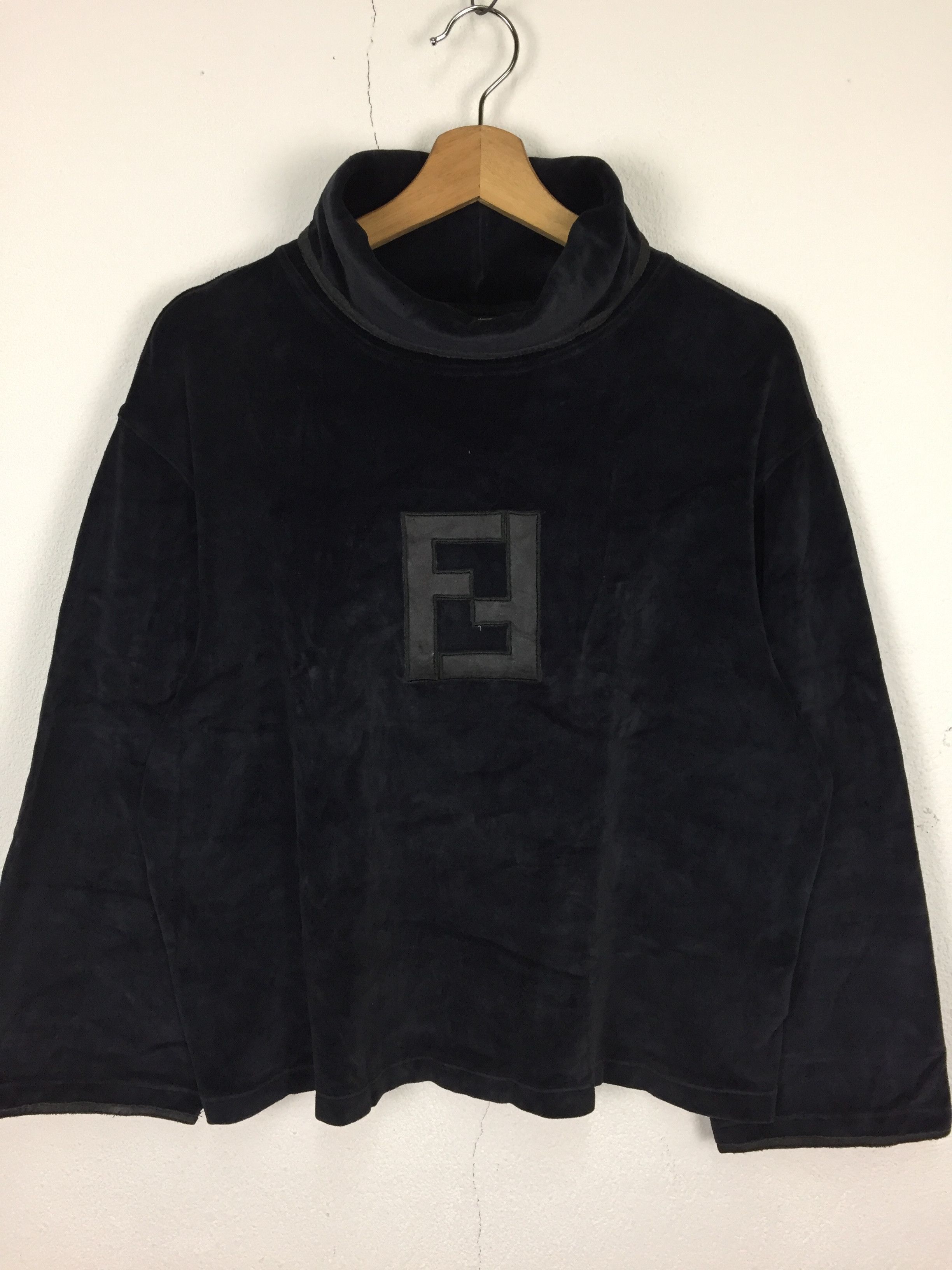 Fendi FENDI BLACK VELOUR LOGO TURTLENECK SWEATER Size US S / EU 44-46 / 1 - 4 Thumbnail