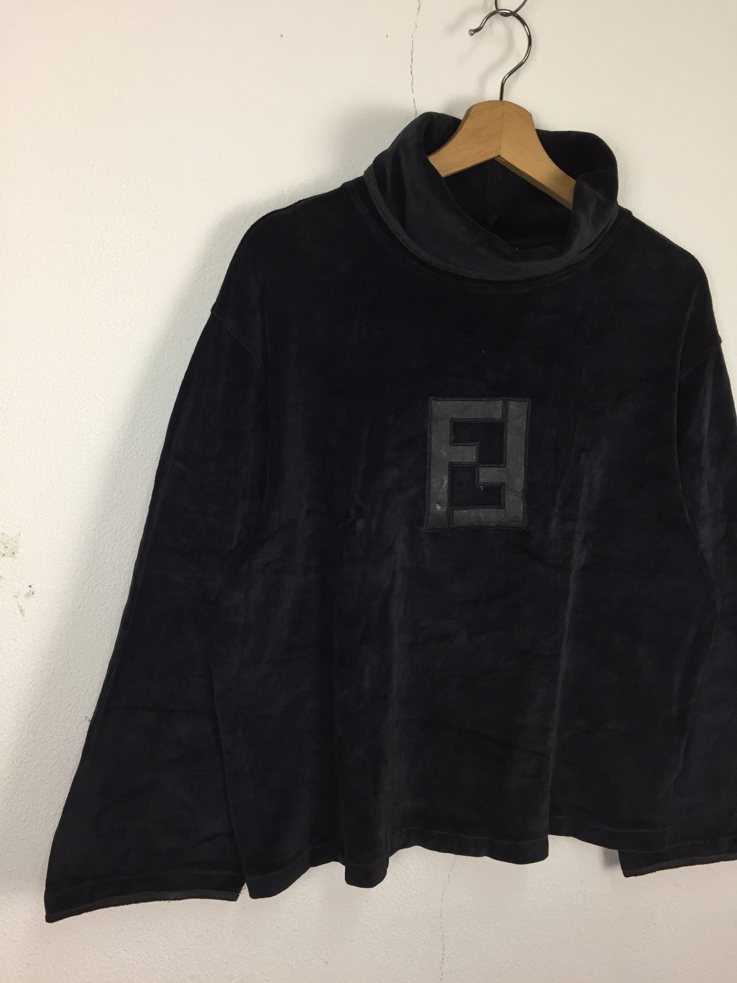 Fendi FENDI BLACK VELOUR LOGO TURTLENECK SWEATER Size US S / EU 44-46 / 1 - 5 Thumbnail