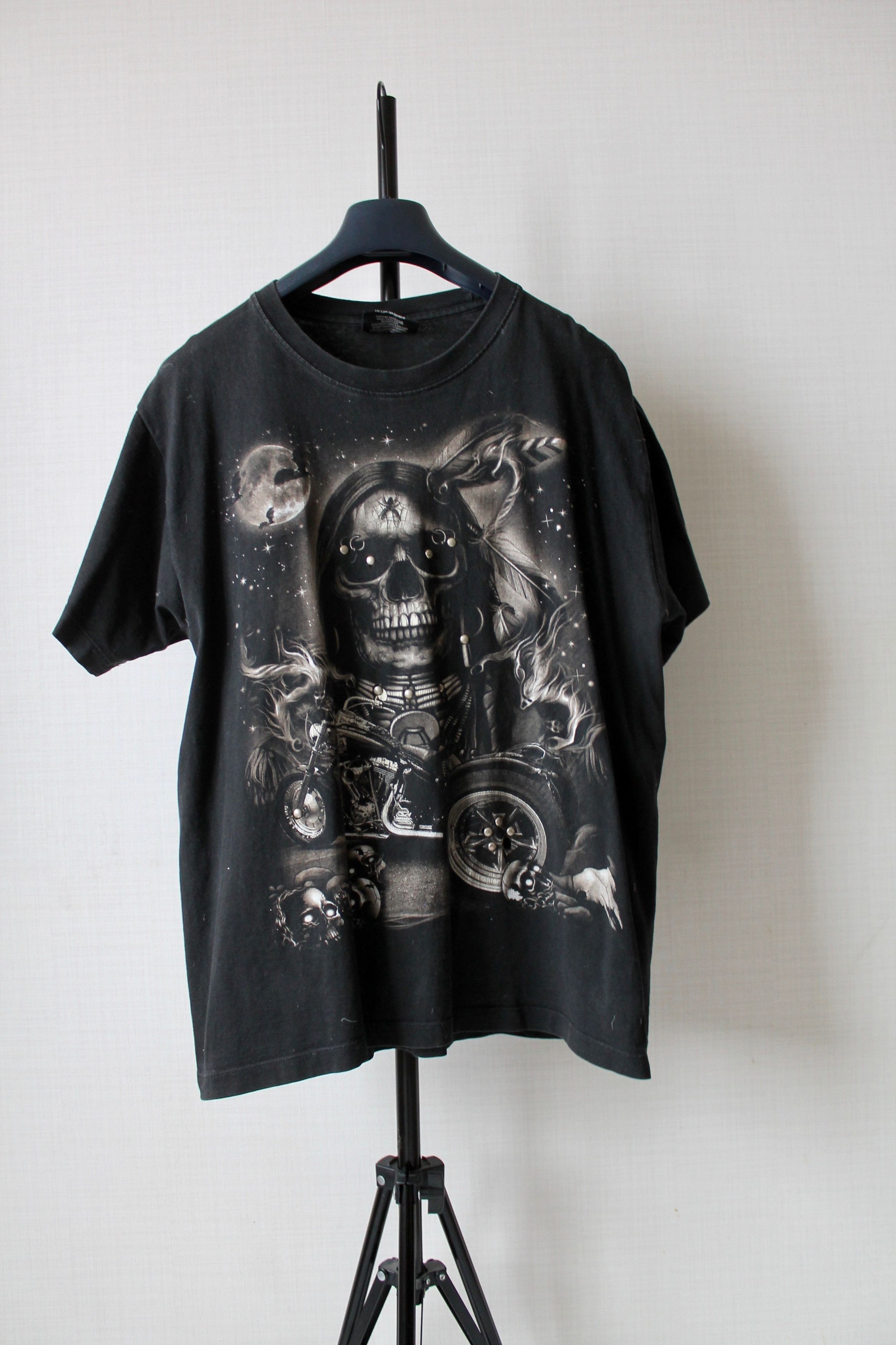 Vintage VINTAGE Skulls T Shirt Faded Black Spikes Size US L / EU 52-54 / 3 - 2 Thumbnail