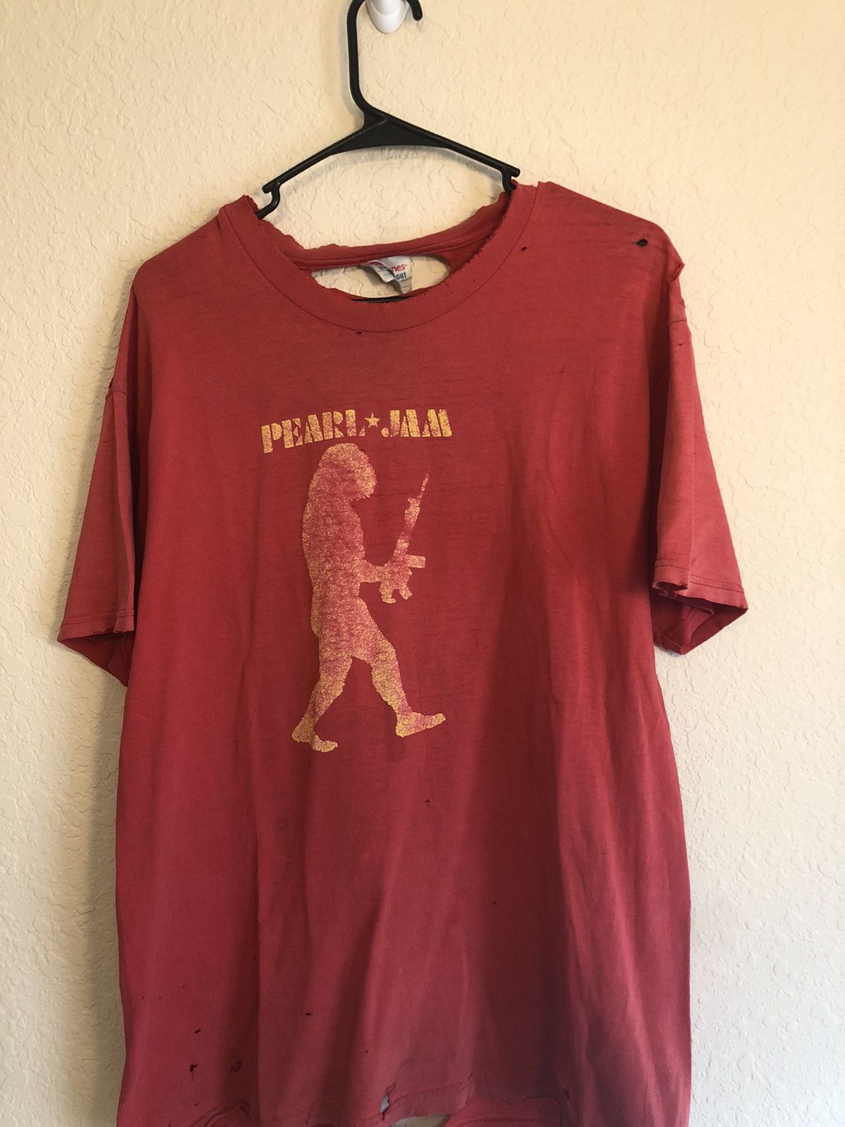 Vintage Vintage Thrashed Pearl Jam 98 Tour Distressed Custom Tee Size US L / EU 52-54 / 3 - 4 Thumbnail