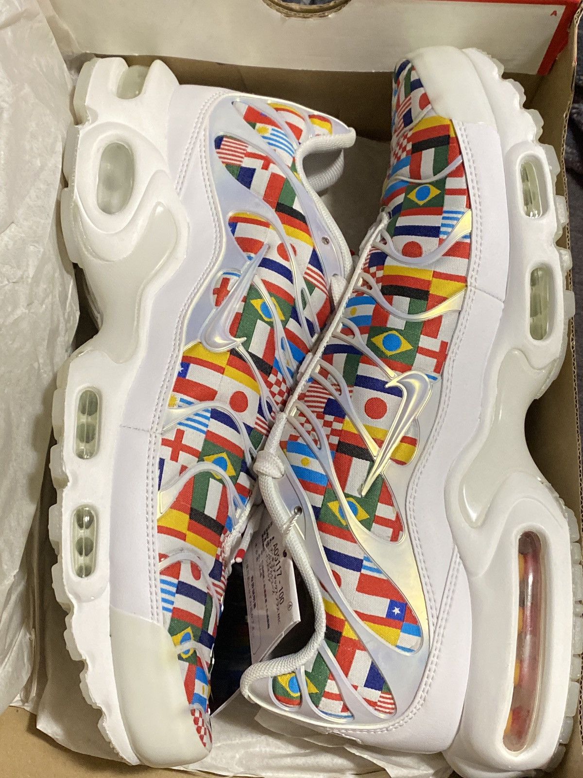 nike air max plus international flag