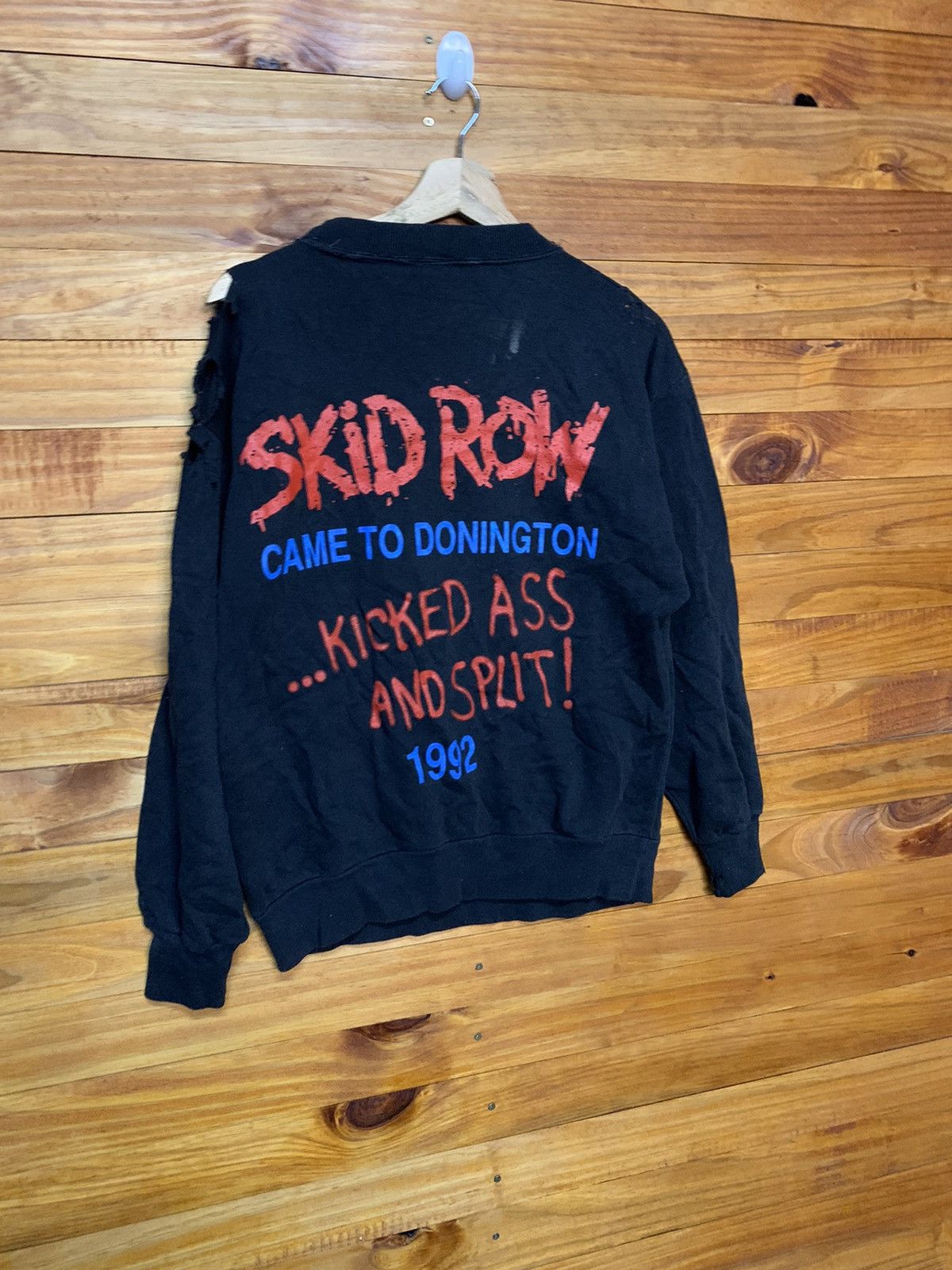 Band Tees Vintage 1991 Skid Row Distressed Sweatshirts Made In USA Size US S / EU 44-46 / 1 - 3 Thumbnail