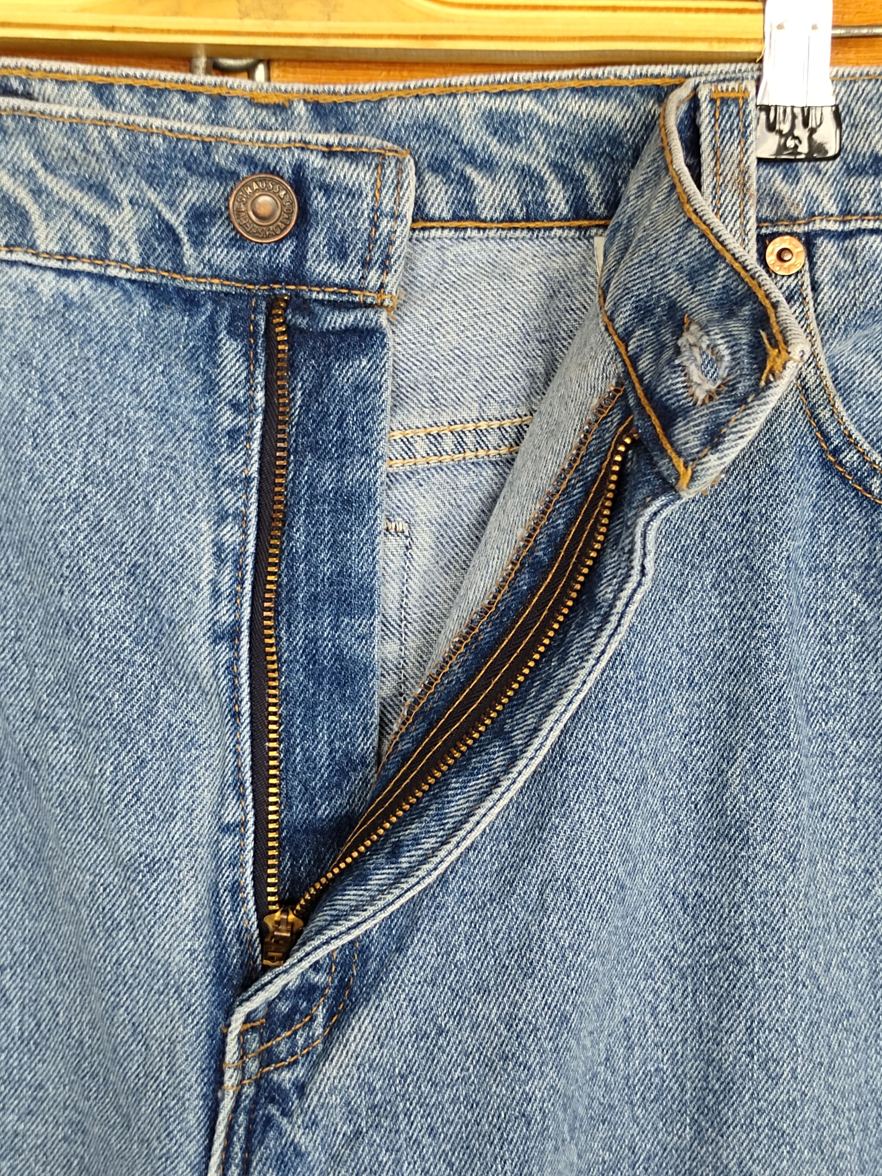 Levi's Vintage 90s LEVIS 551 Faded Blue Relaxed Fit Tapered Leg Size US 33 - 16 Thumbnail