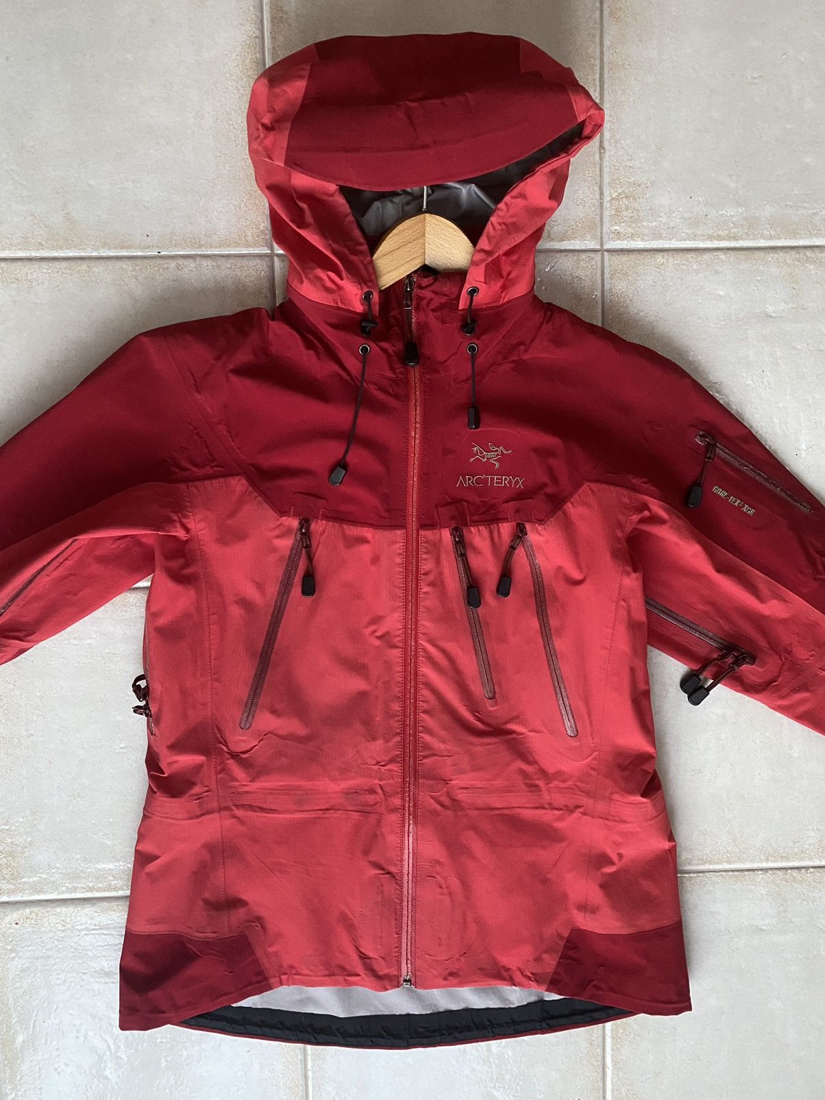 arcteryx theta ar sangria size M canada製-