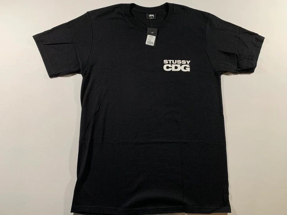 M STUSSY COMME DES GARCONS BLACK Tシャツ Comme des Garcons Stussy CDG Black Mirror Logo Print T-Shirt