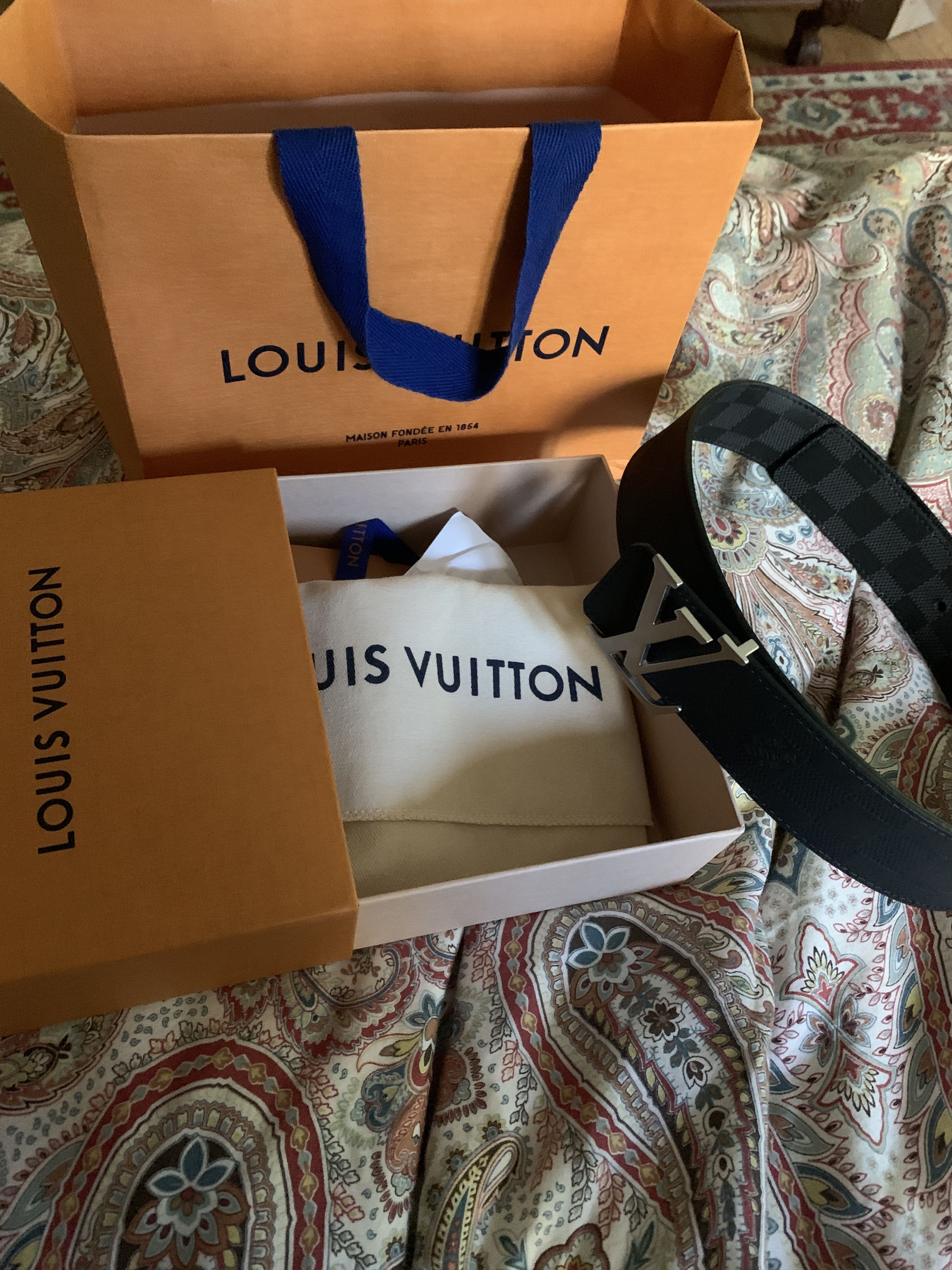 A belt LOUIS VUITTON reversible LV initial leather Damie…