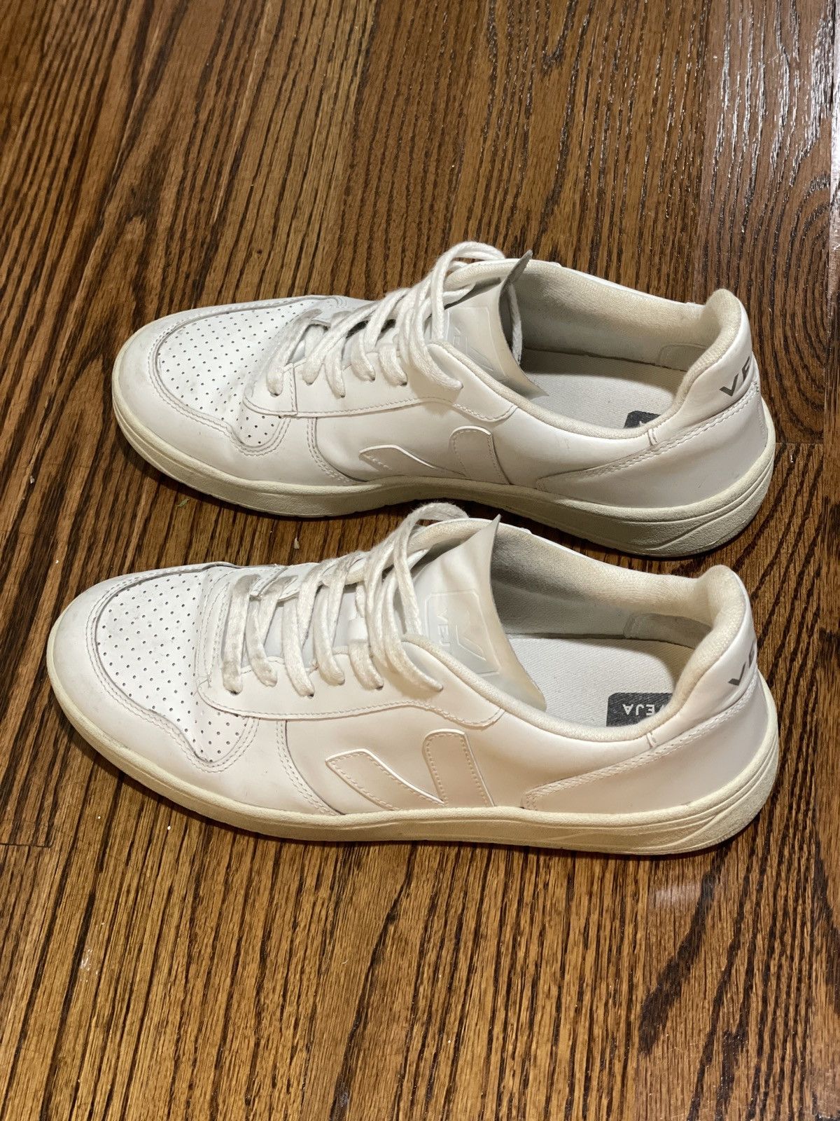 vejas black and white