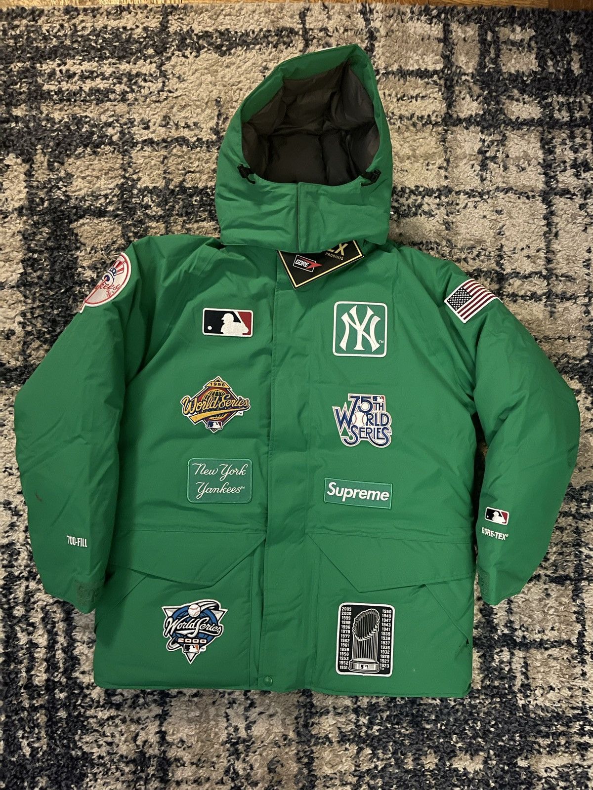 Supreme®/New York Yankees™ GORE-TEX 700-Fill Down Jacket