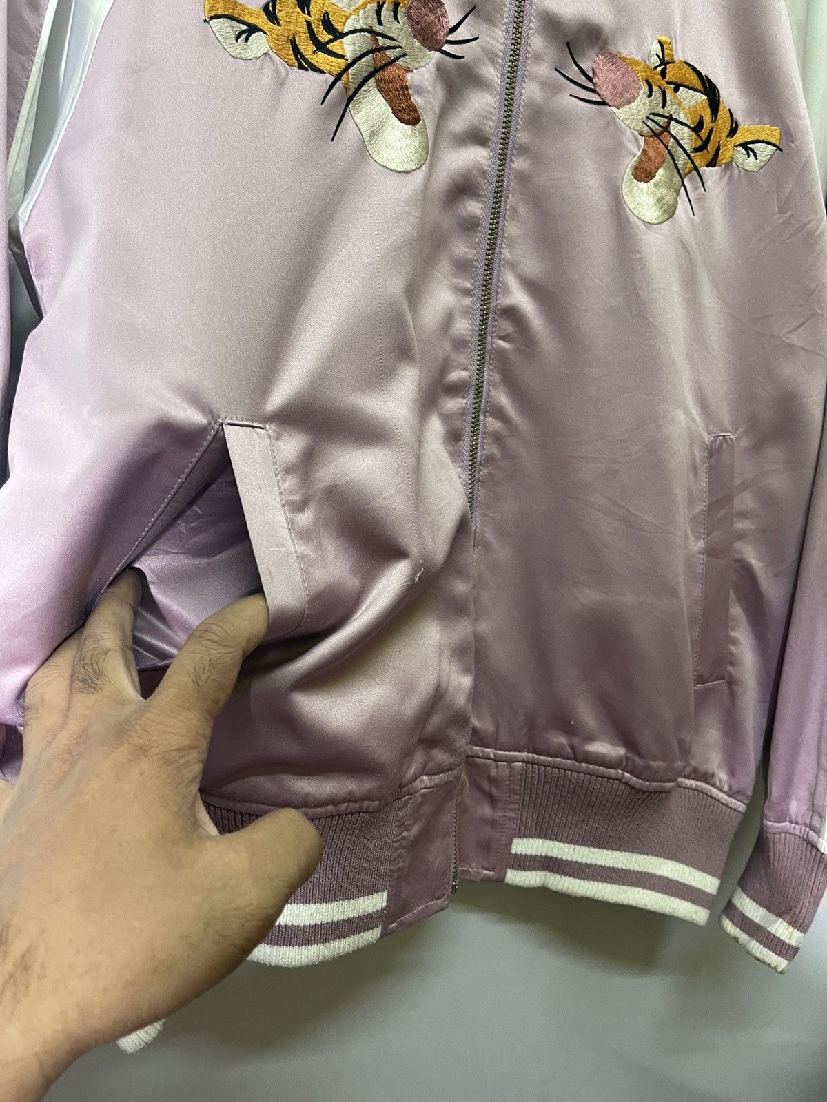 Disney × Vintage VINTAGE DISNEY SUKAJAN TIGGER POOH BOMBER JACKET Size US M / EU 48-50 / 2 - 5 Thumbnail
