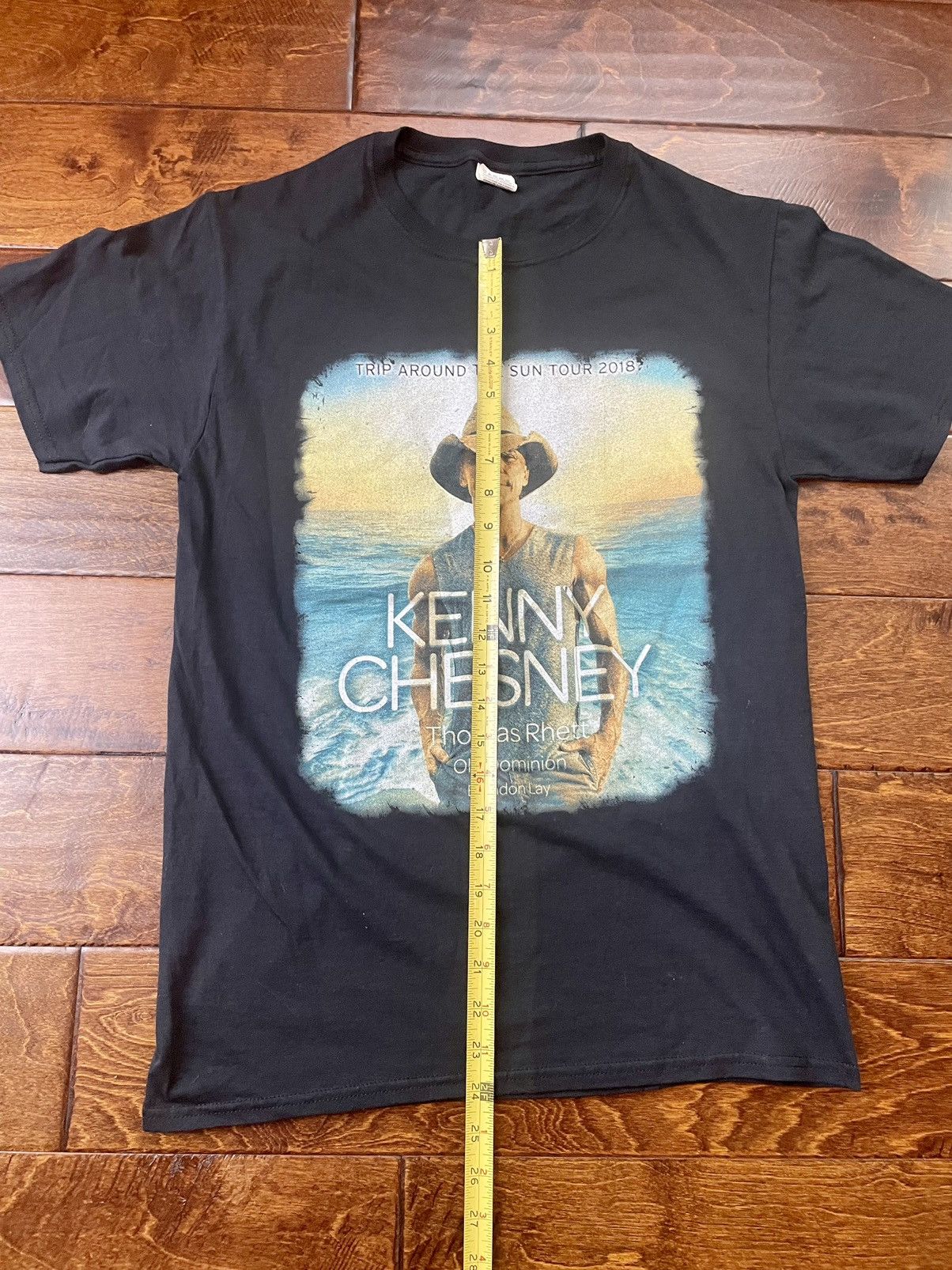 Band Tees Kenny Chesney TRIP AROUND THE SUN Official Tour Dates T 2018 Size US M / EU 48-50 / 2 - 8 Thumbnail