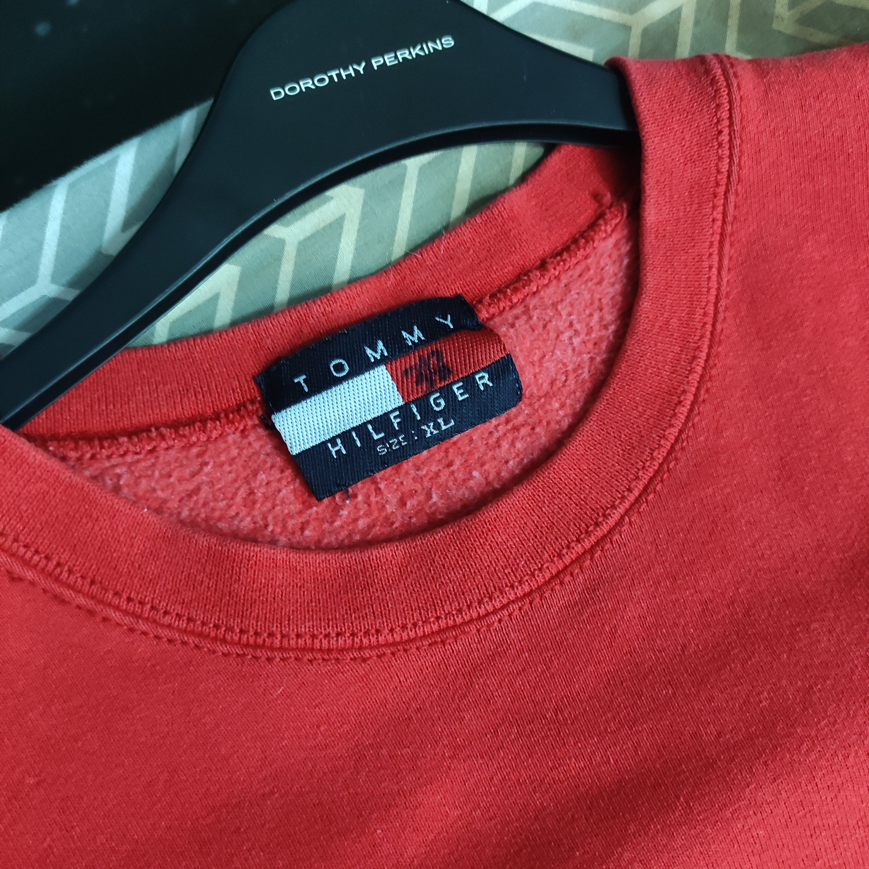 Tommy Hilfiger × Vintage Vintage Tommy Hilfiger Embroidered Big Logo Sweatshirt Size US XL / EU 56 / 4 - 2 Thumbnail