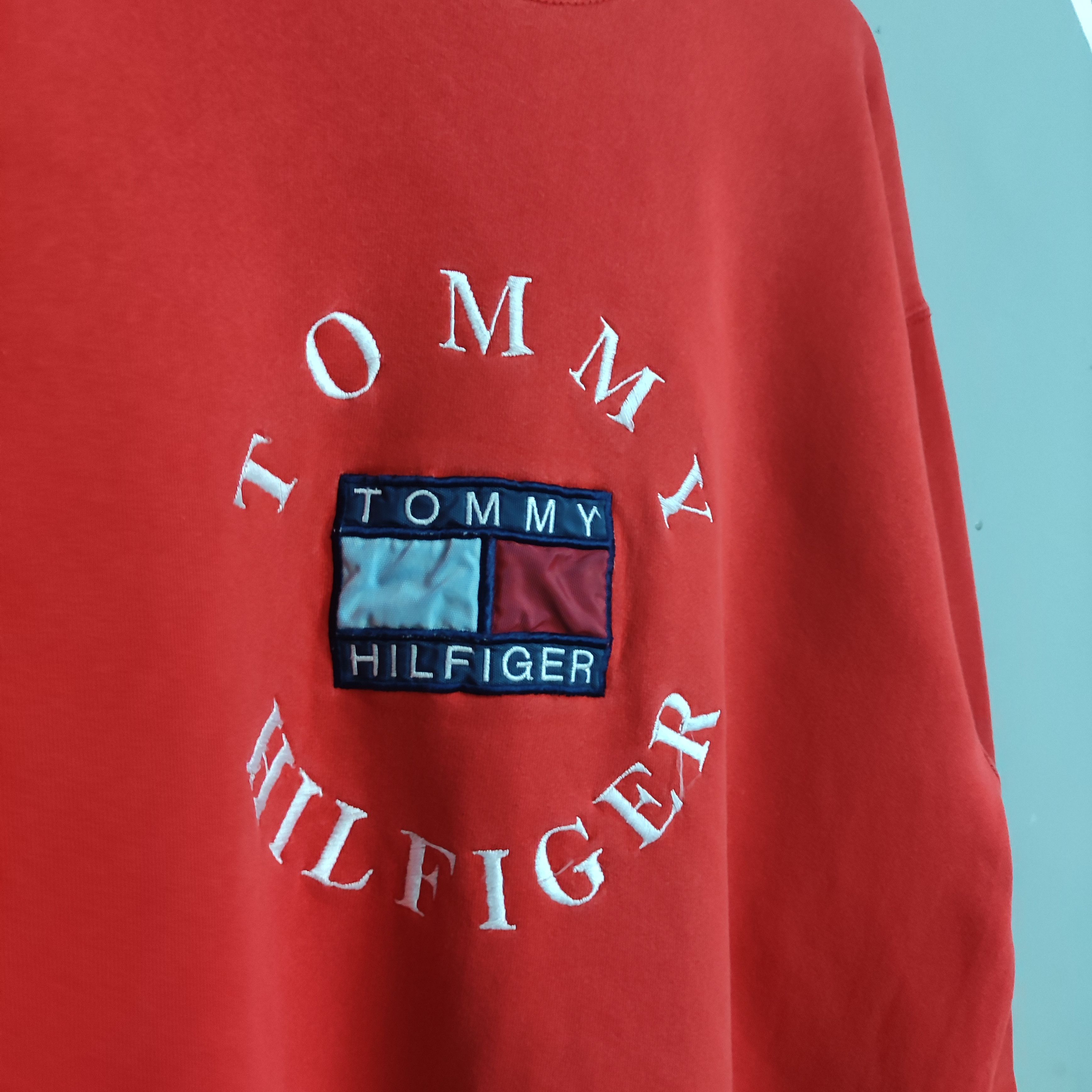 Tommy Hilfiger × Vintage Vintage Tommy Hilfiger Embroidered Big Logo Sweatshirt Size US XL / EU 56 / 4 - 4 Thumbnail