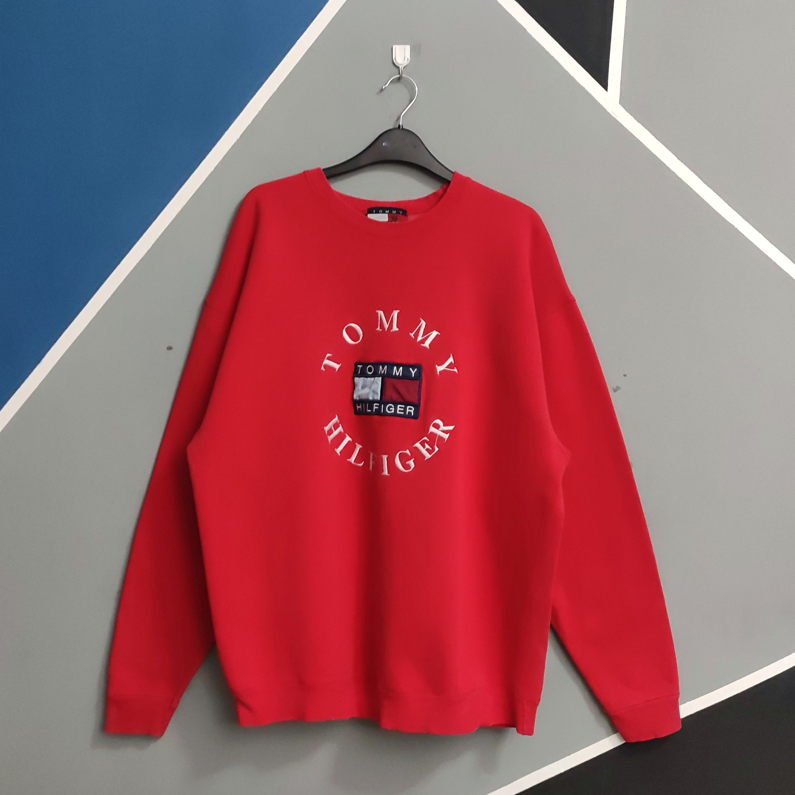 Tommy Hilfiger × Vintage Vintage Tommy Hilfiger Embroidered Big Logo Sweatshirt Size US XL / EU 56 / 4 - 1 Thumbnail