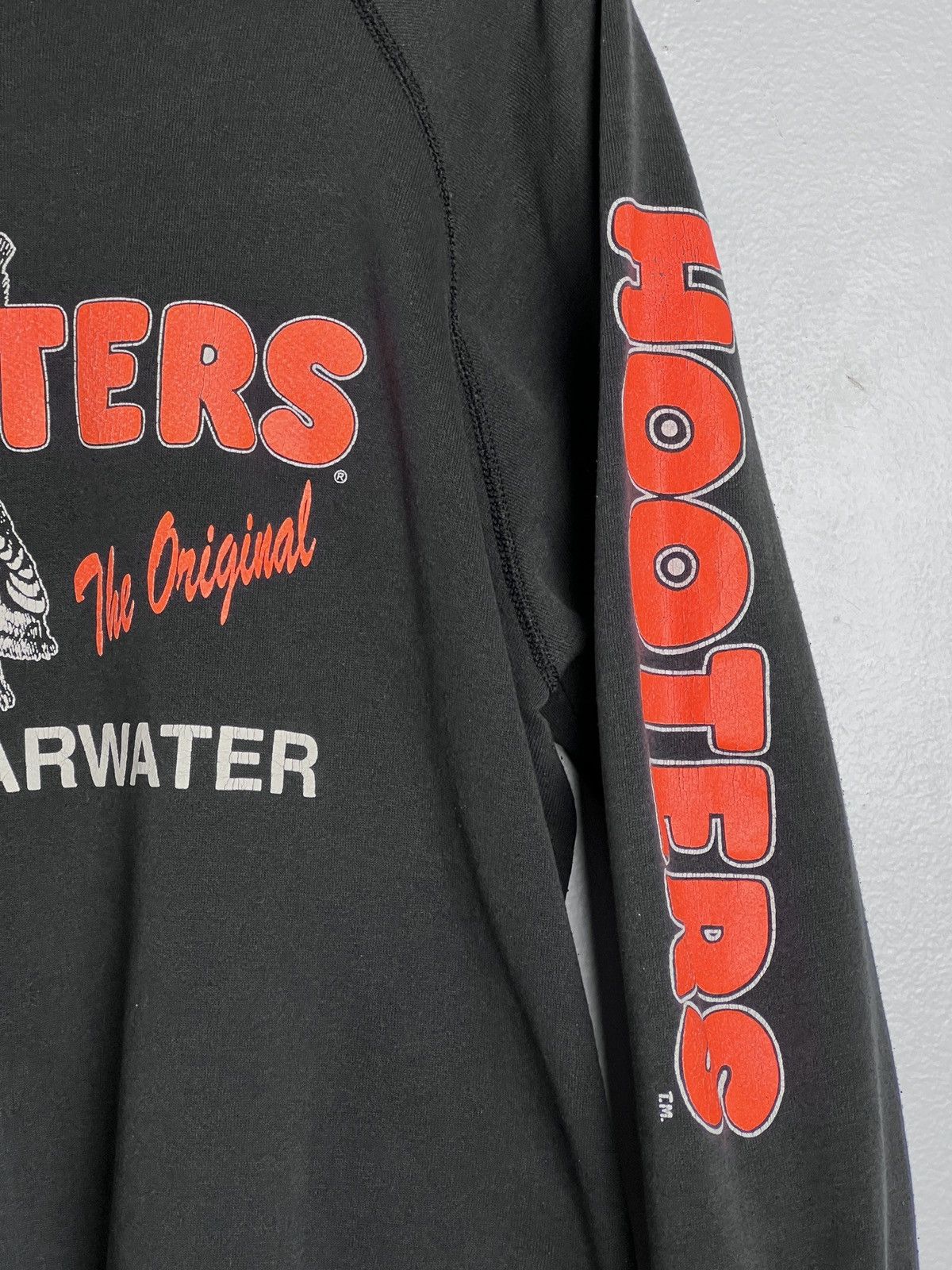 Vintage Hooters Clearwater Distressed Sweatshirt Size US L / EU 52-54 / 3 - 3 Thumbnail