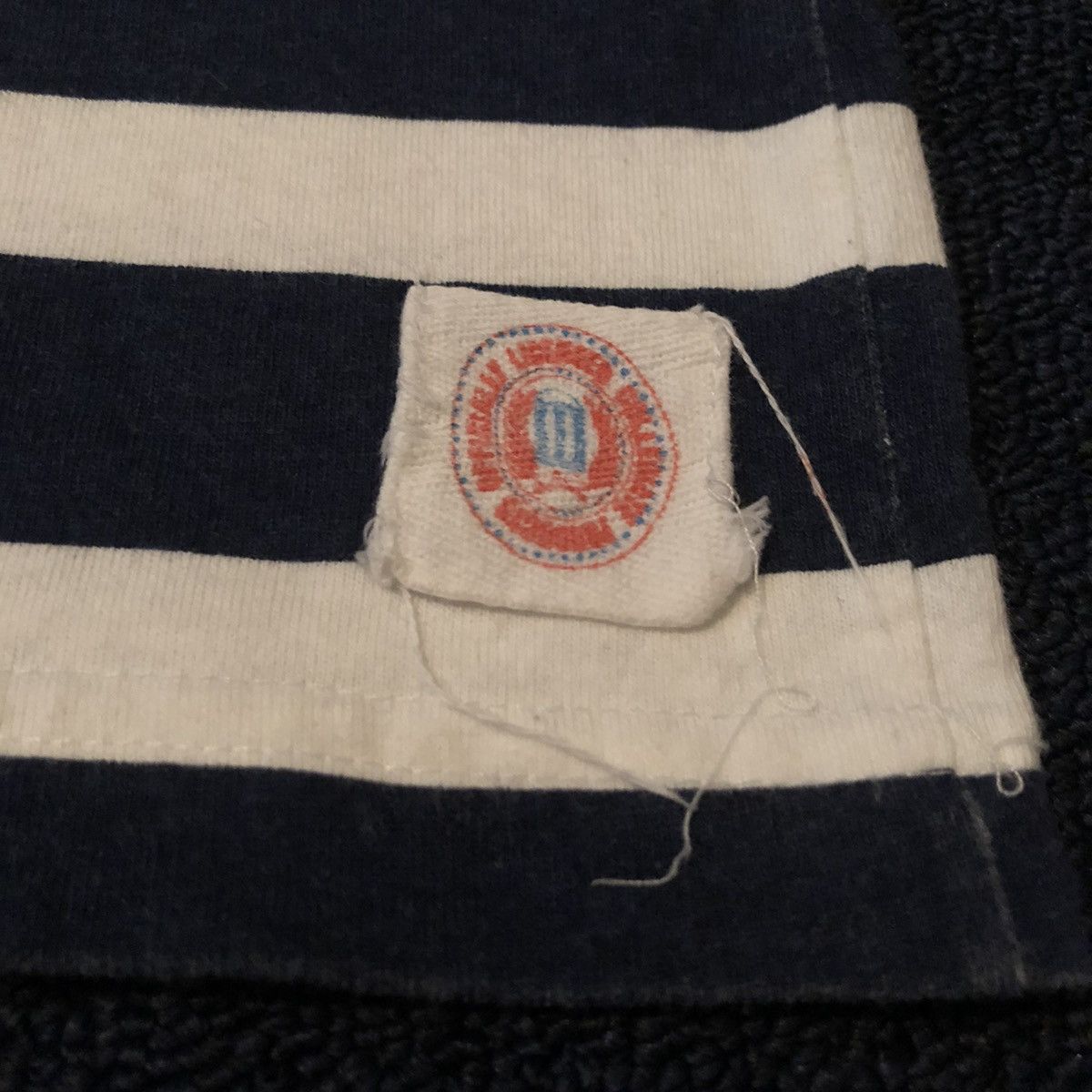 Vintage Vintage 1990s Georgetown Hoyas Bulldogs Stripe TShirt Hoodie Size US L / EU 52-54 / 3 - 6 Thumbnail