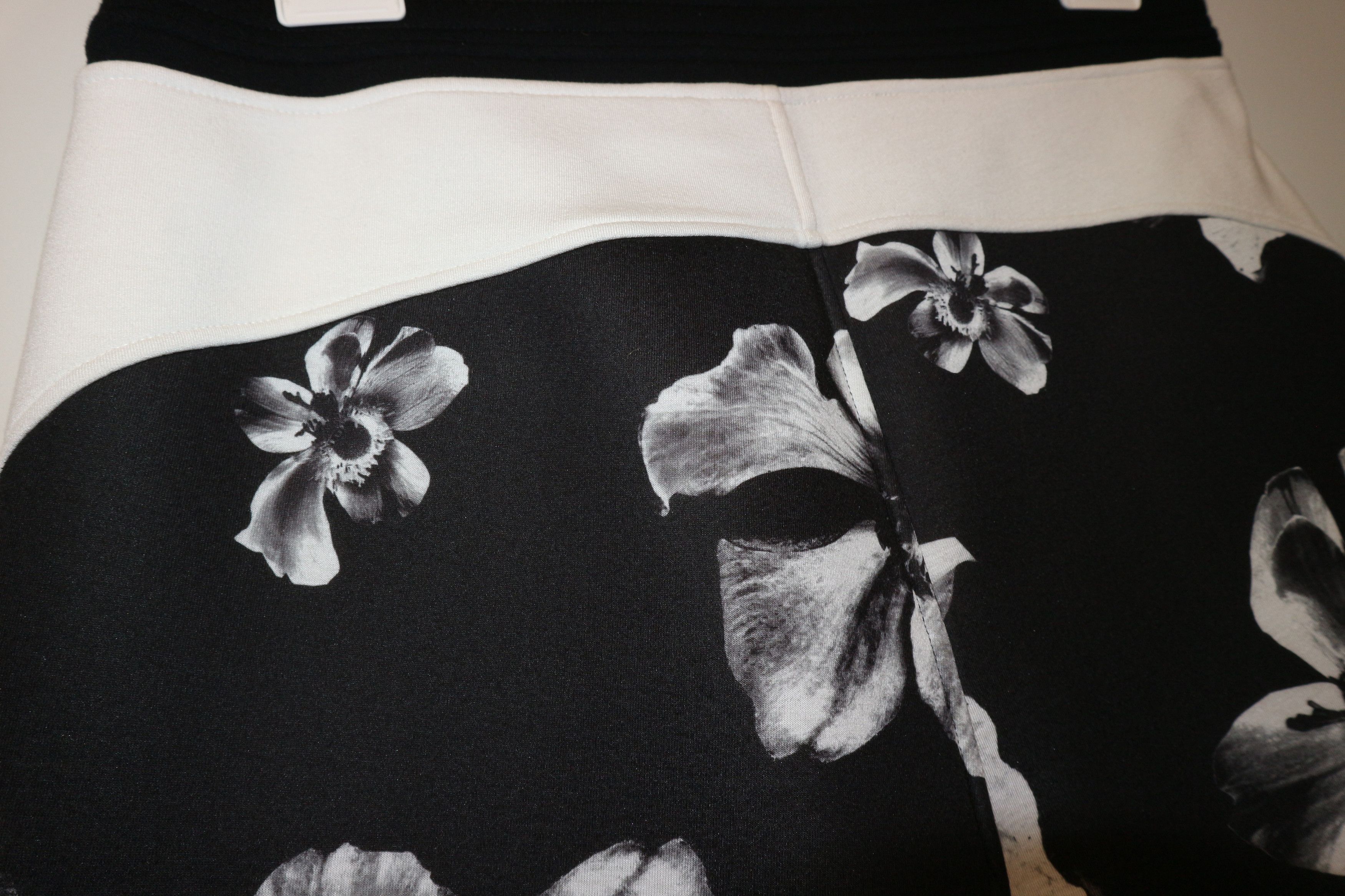 Neil Barrett Floral print neoprene shorts Size US 36 / EU 52 - 6 Thumbnail