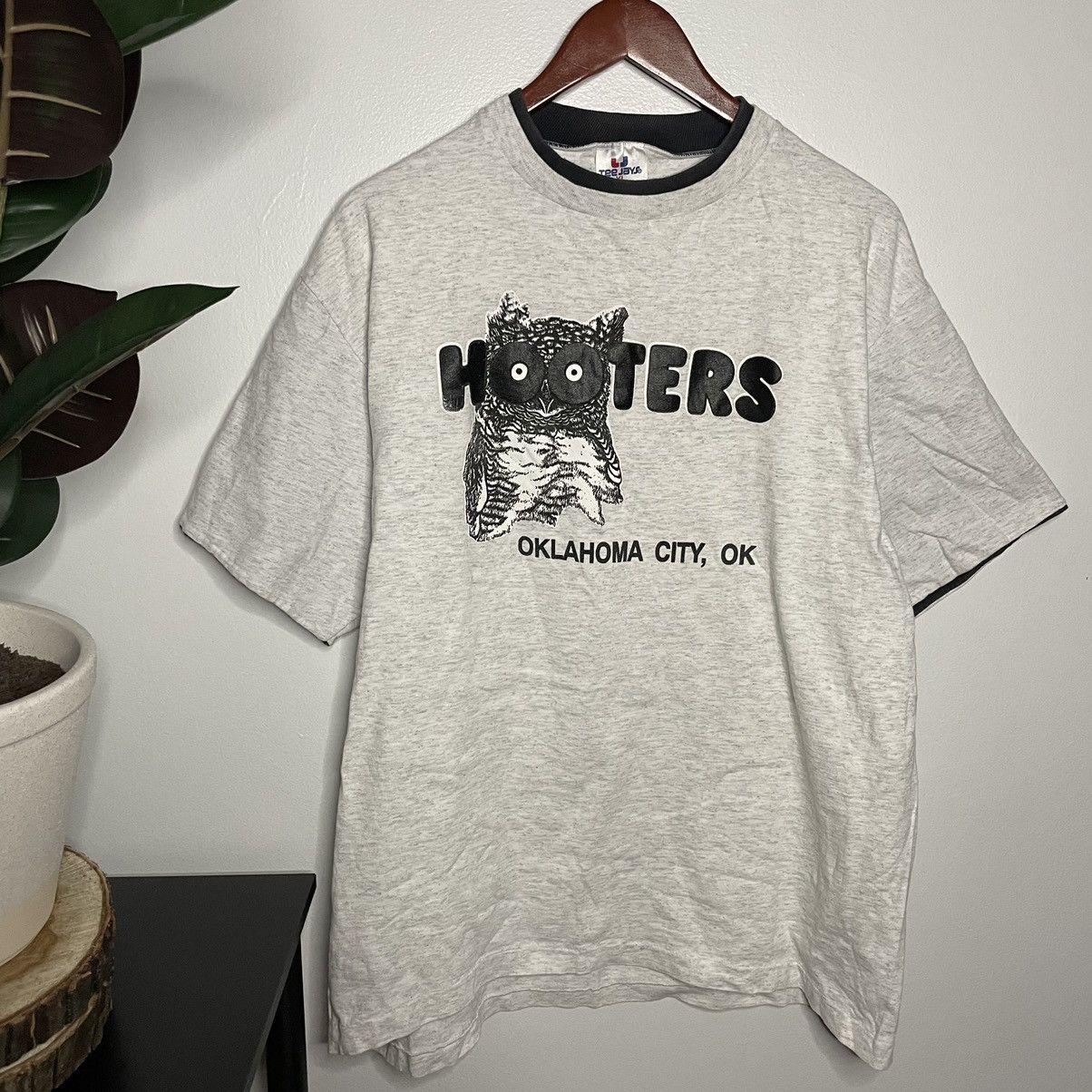 Vintage Vintage 90s Hooters Oklahoma City USA Shirt Size US XL / EU 56 / 4 - 1 Thumbnail