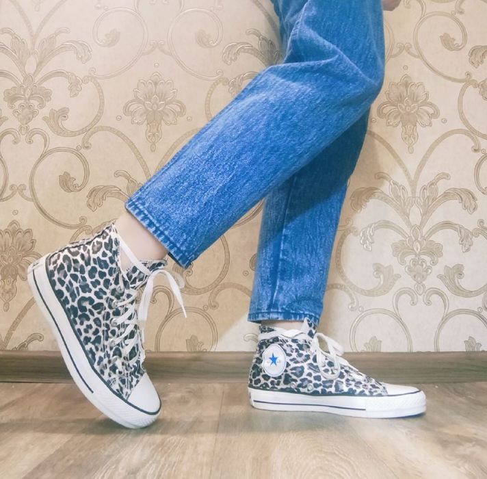 Blue leopard hot sale print converse