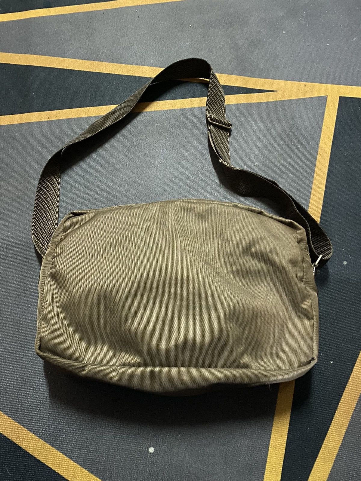 Designer × Issey Miyake 🔥SALE🔥ISSEY MIYAKE SLING BAG RAREEEE Size ONE SIZE - 2 Thumbnail