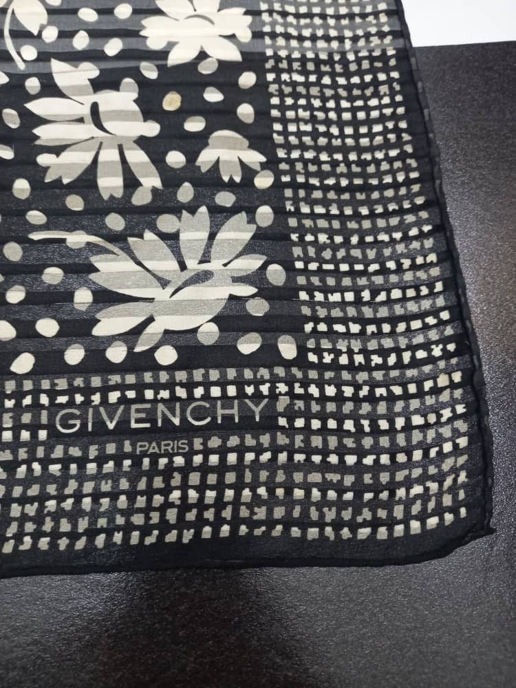 Givenchy Givenchy Paris Scarf Size ONE SIZE - 3 Thumbnail