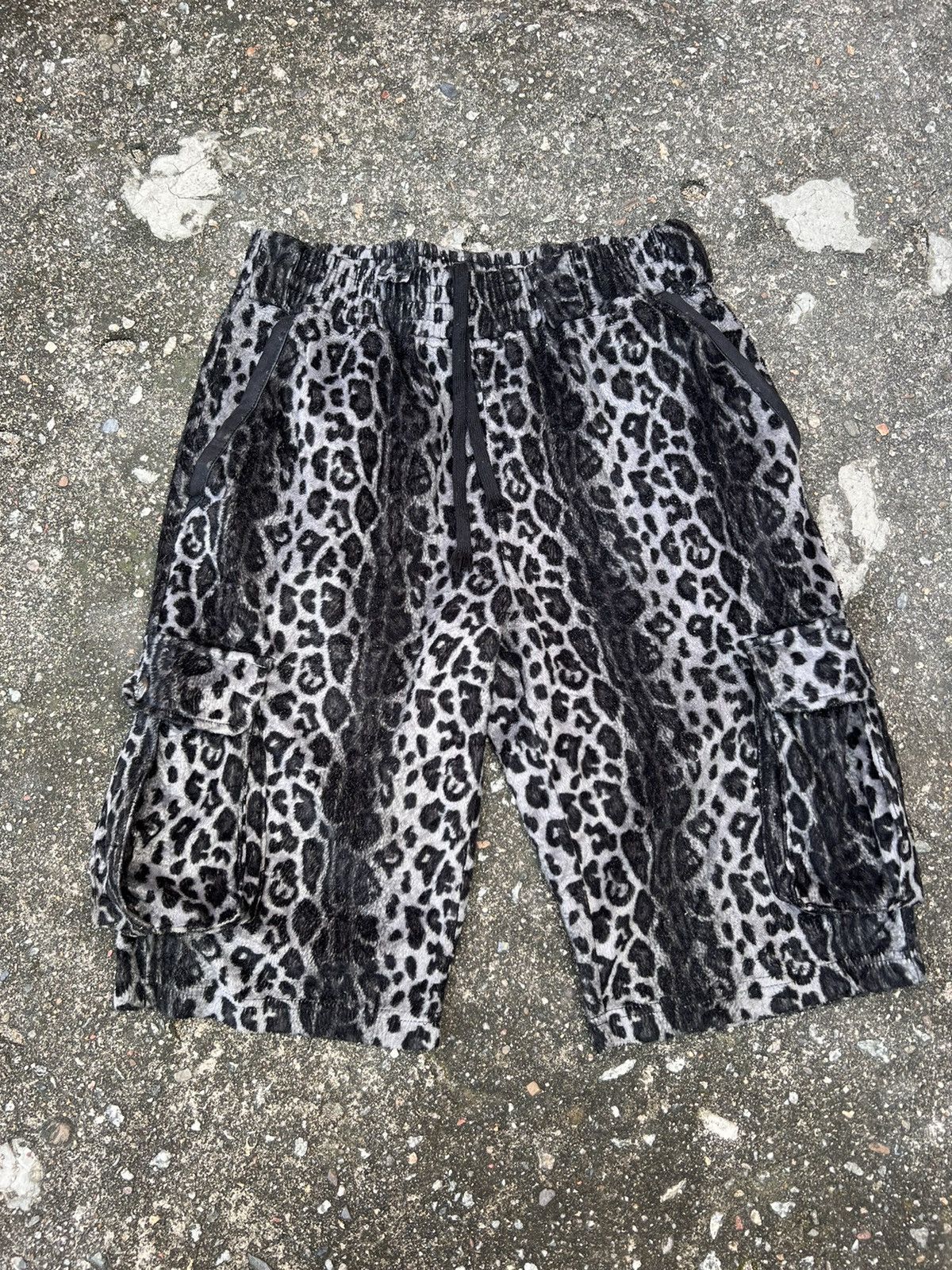 Vintage Vintage Leopard Short Sweatpants Size US 32 / EU 48 - 1 Thumbnail