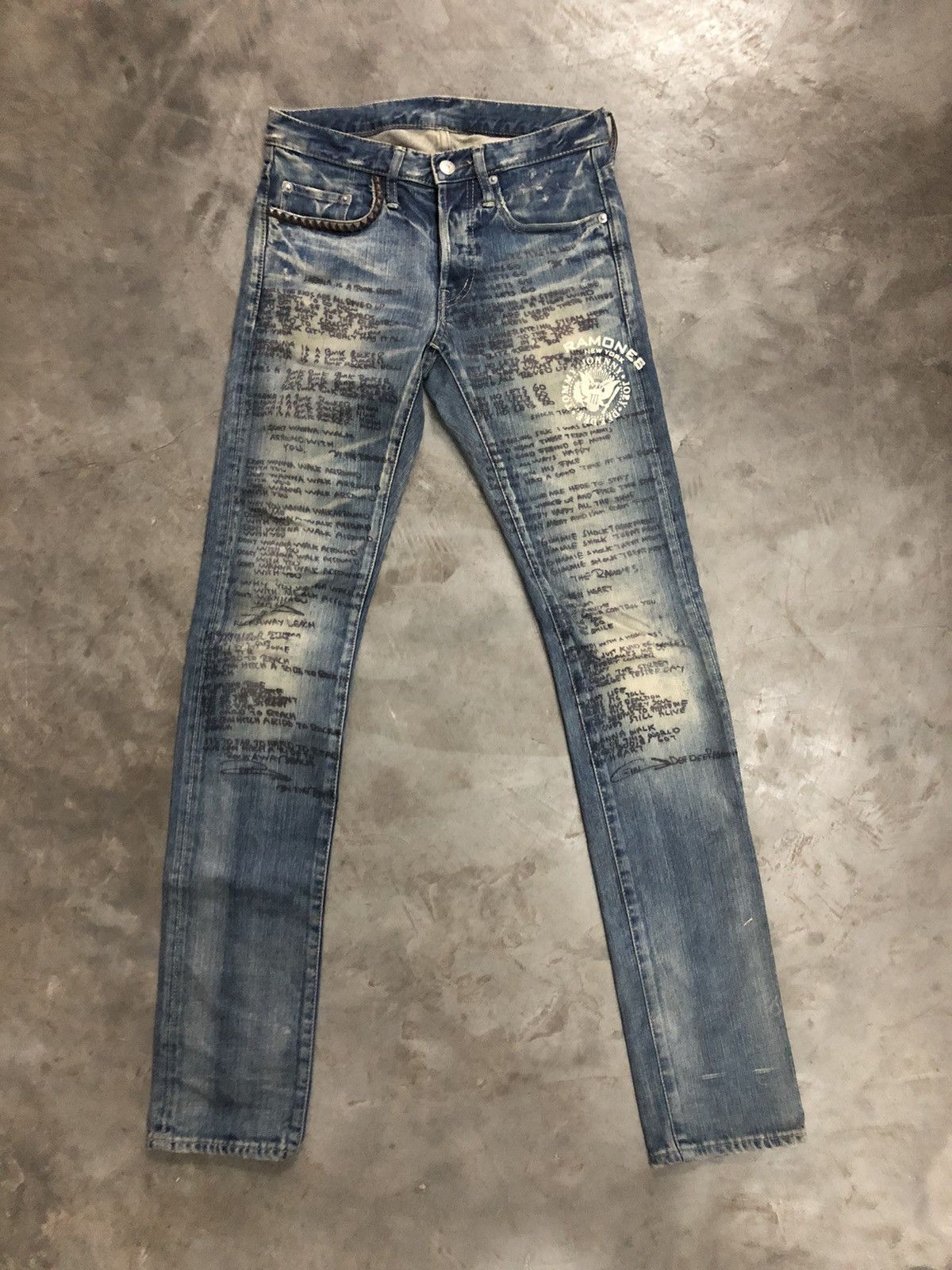 激レア RAMONESコラボ 歌詞プリント総柄 ダメージ加工ストレッチ