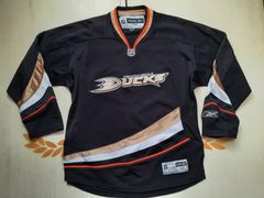 Nice threads: Ducks rockin' 1993 Mighty Ducks home jersey vs
