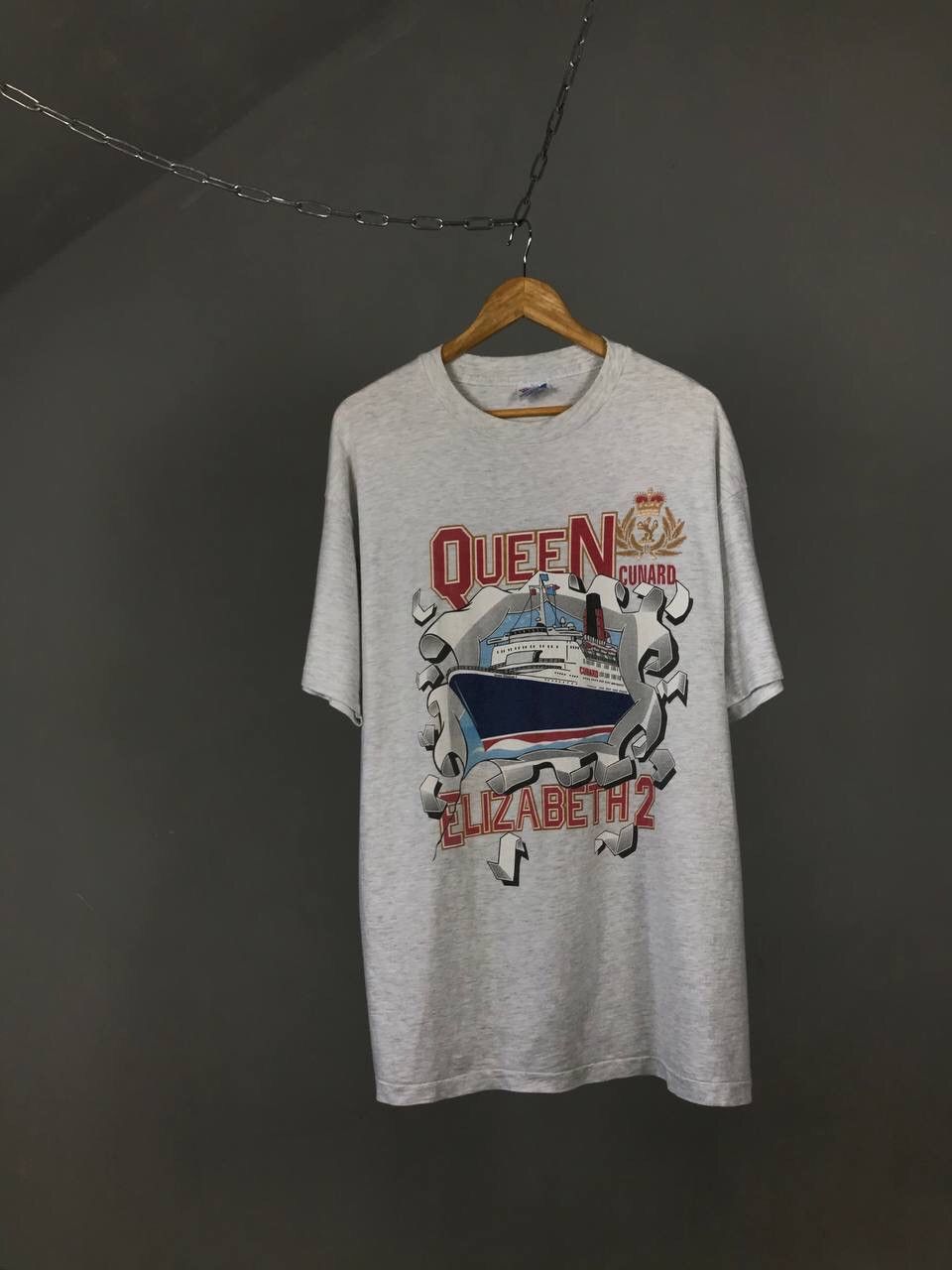 Vintage Queen Elizabeth 2 1992 vintage movie made in USA tee Size US XL / EU 56 / 4 - 1 Thumbnail