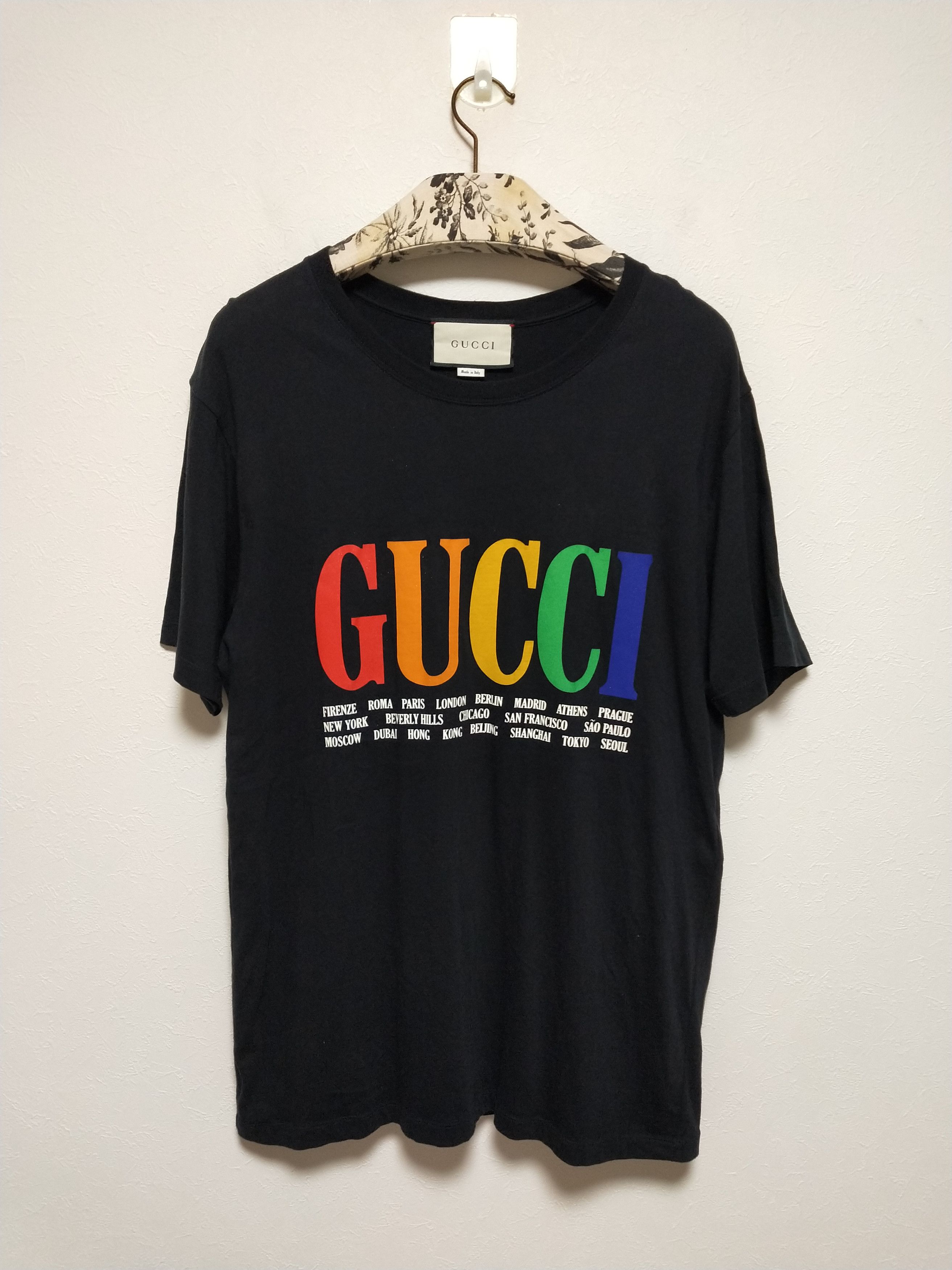 image of Gucci Cities Logo Tee in Black, Men's (Size Large)