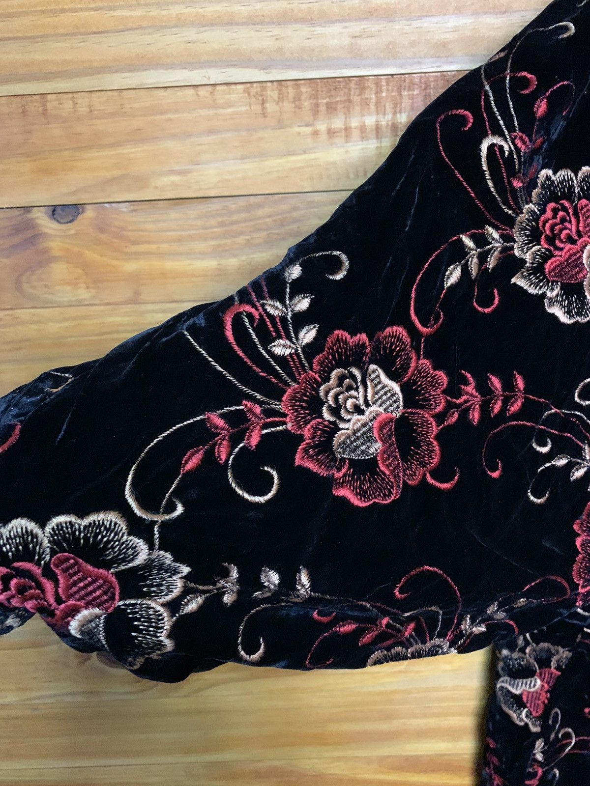 Japanese Brand × Vintage Vintage Embroidered Flowers Velvet Kimono Cardigan Size US M / EU 48-50 / 2 - 4 Thumbnail