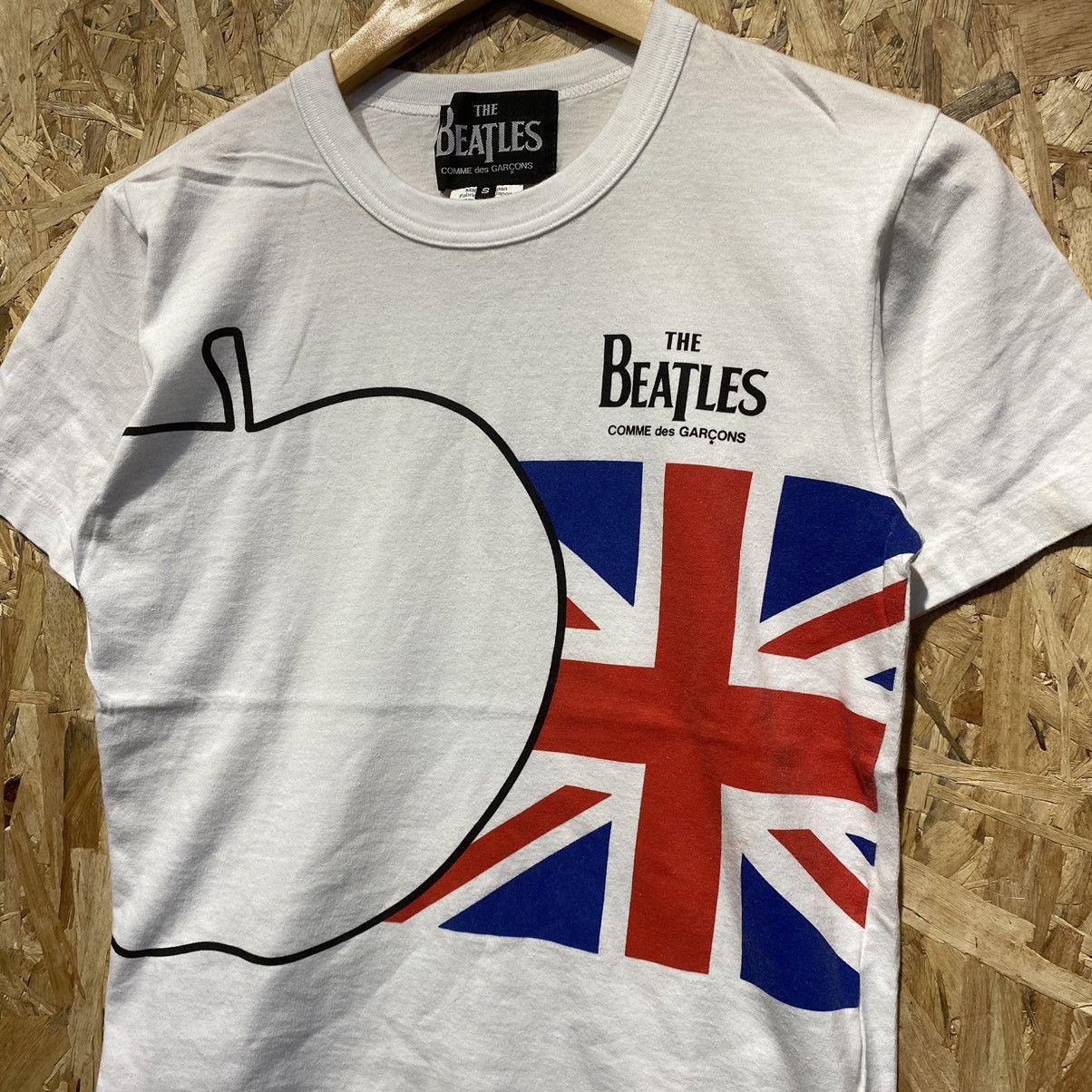 Band Tees × Comme des Garcons × Comme des Garcons SHIRT Comme Des Garcons X The Beatles “Union Jack Flag Apple” Tee Size US XS / EU 42 / 0 - 3 Thumbnail