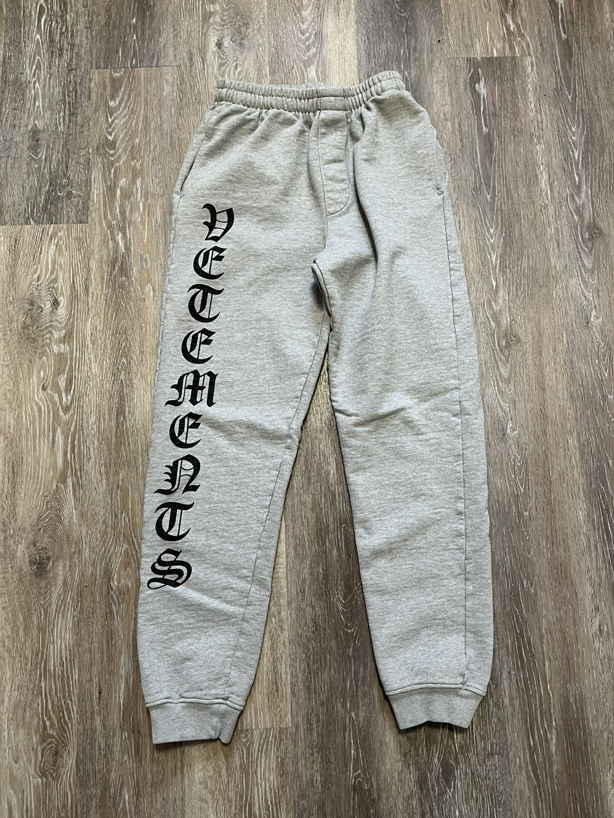 vetements small gothic font sweatpants