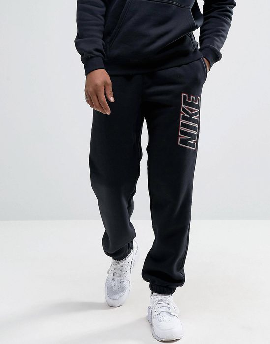 Nike big logo outlet joggers