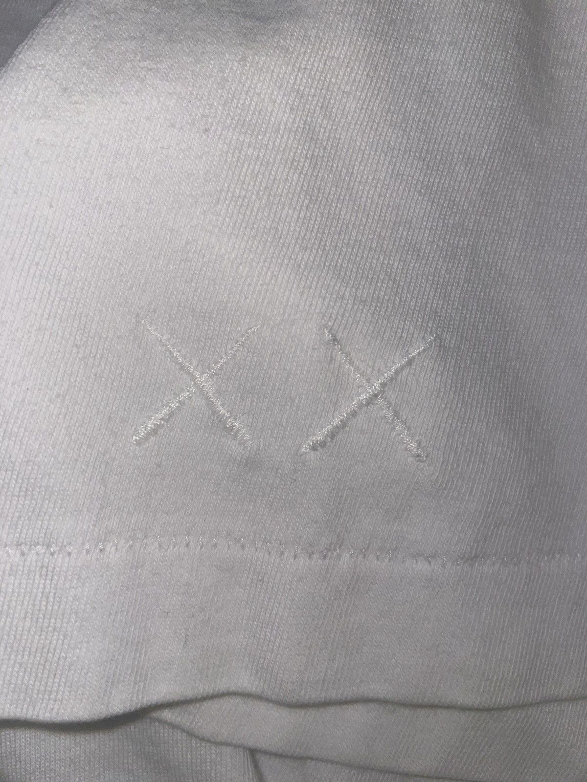 Japanese Brand × Kaws × Uniqlo KAWS X UNIQLO "PASSING THROUGH" WHITE TEE Size US M / EU 48-50 / 2 - 4 Thumbnail