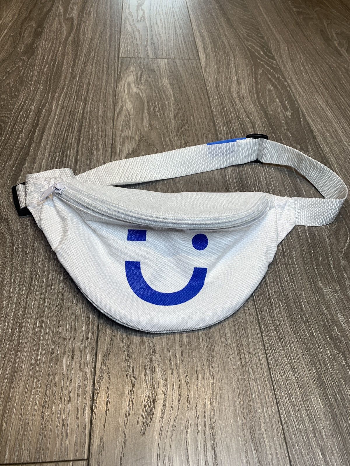 Other Cute Winking Face Fanny Pack White Unique One of a Kind Size ONE SIZE - 1 Thumbnail