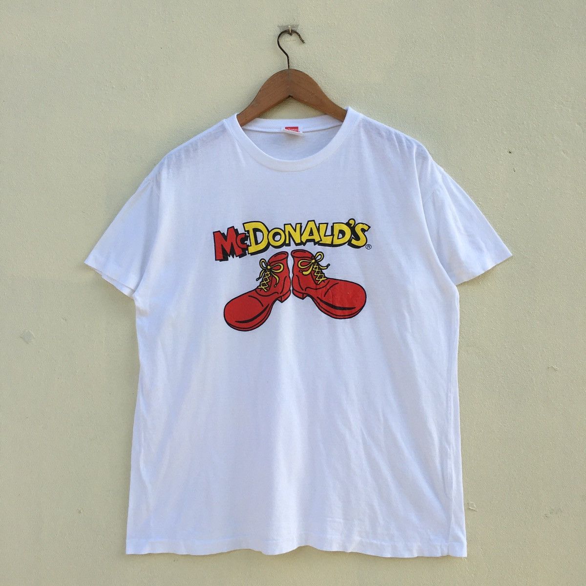 Vintage Vintage MCDONALDS SHOES DESIGN T-shirt Size US L / EU 52-54 / 3 - 1 Thumbnail