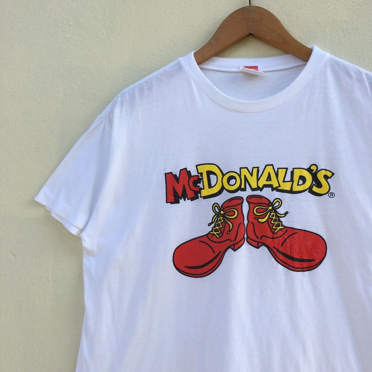 Vintage Vintage MCDONALDS SHOES DESIGN T-shirt Size US L / EU 52-54 / 3 - 4 Thumbnail