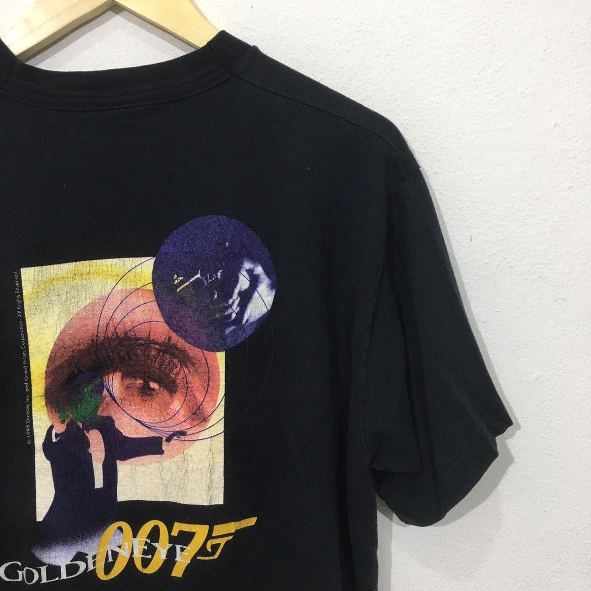 Vintage Vintage 90s James Bond 007 Goldeneye Action Tshirt Size US L / EU 52-54 / 3 - 3 Thumbnail