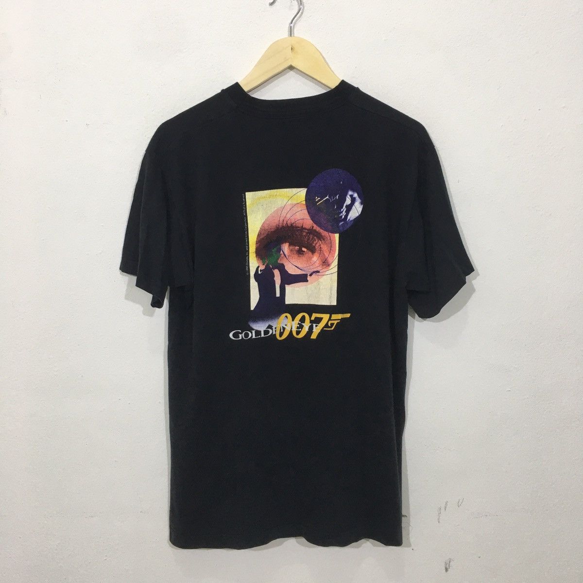 Vintage Vintage 90s James Bond 007 Goldeneye Action Tshirt Size US L / EU 52-54 / 3 - 1 Thumbnail