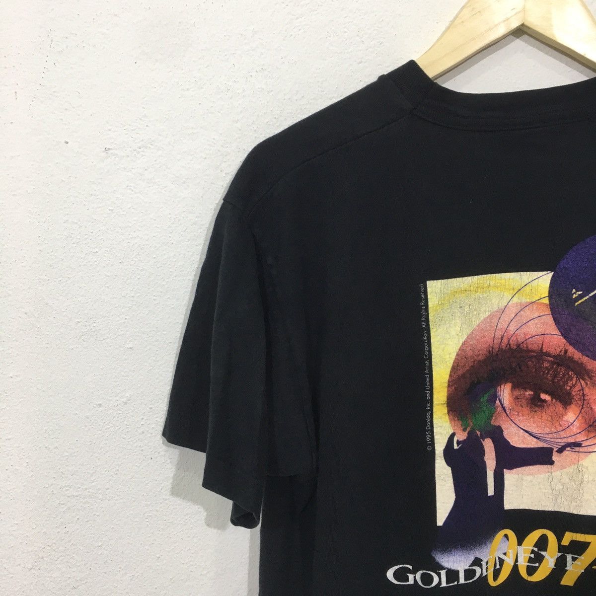 Vintage Vintage 90s James Bond 007 Goldeneye Action Tshirt Size US L / EU 52-54 / 3 - 2 Thumbnail
